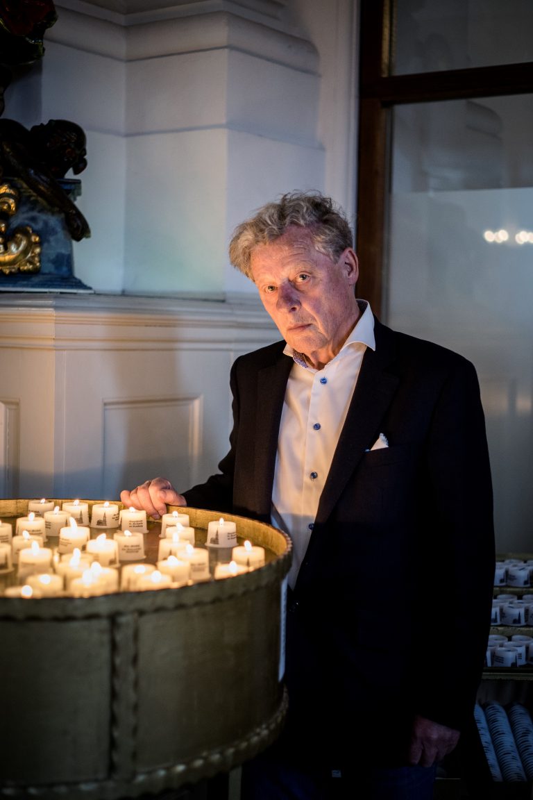 Ernst "Jungi" Schau vor dem Kerzenständer der Hauptkirche St. Michaelis