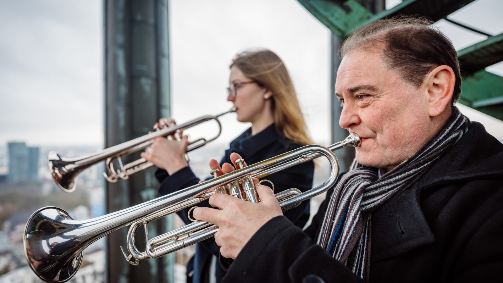 Türmerin Neele Laudien und Türmer Joseph Thöne spielen Trompete auf der Aussichtsplattform