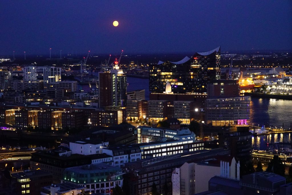 Vollmond über der Elbphilharmonie, fotografiert vom Michelturm