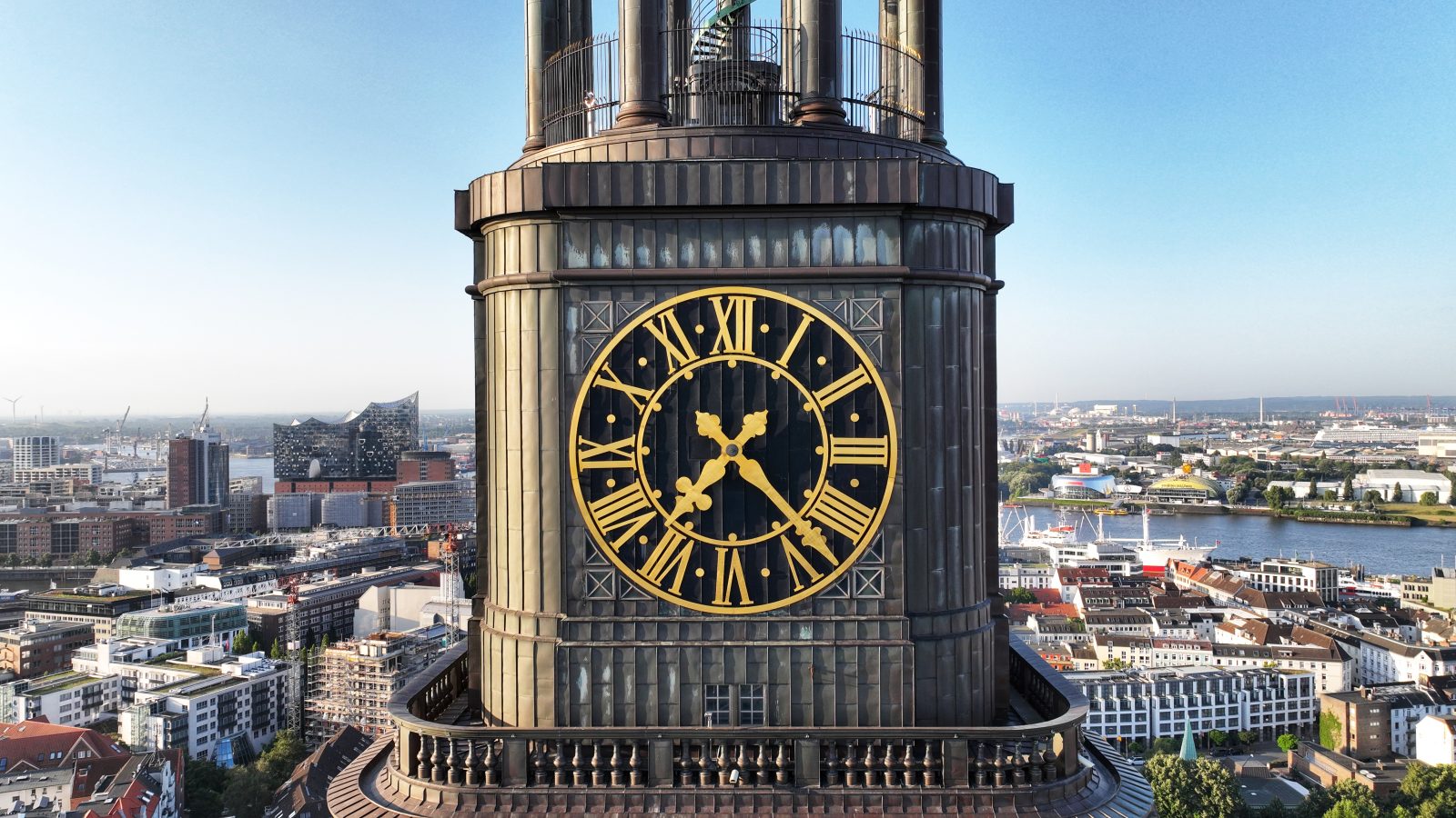 Zifferblatt der Turmuhr der Hauptkirche St. Michaelis