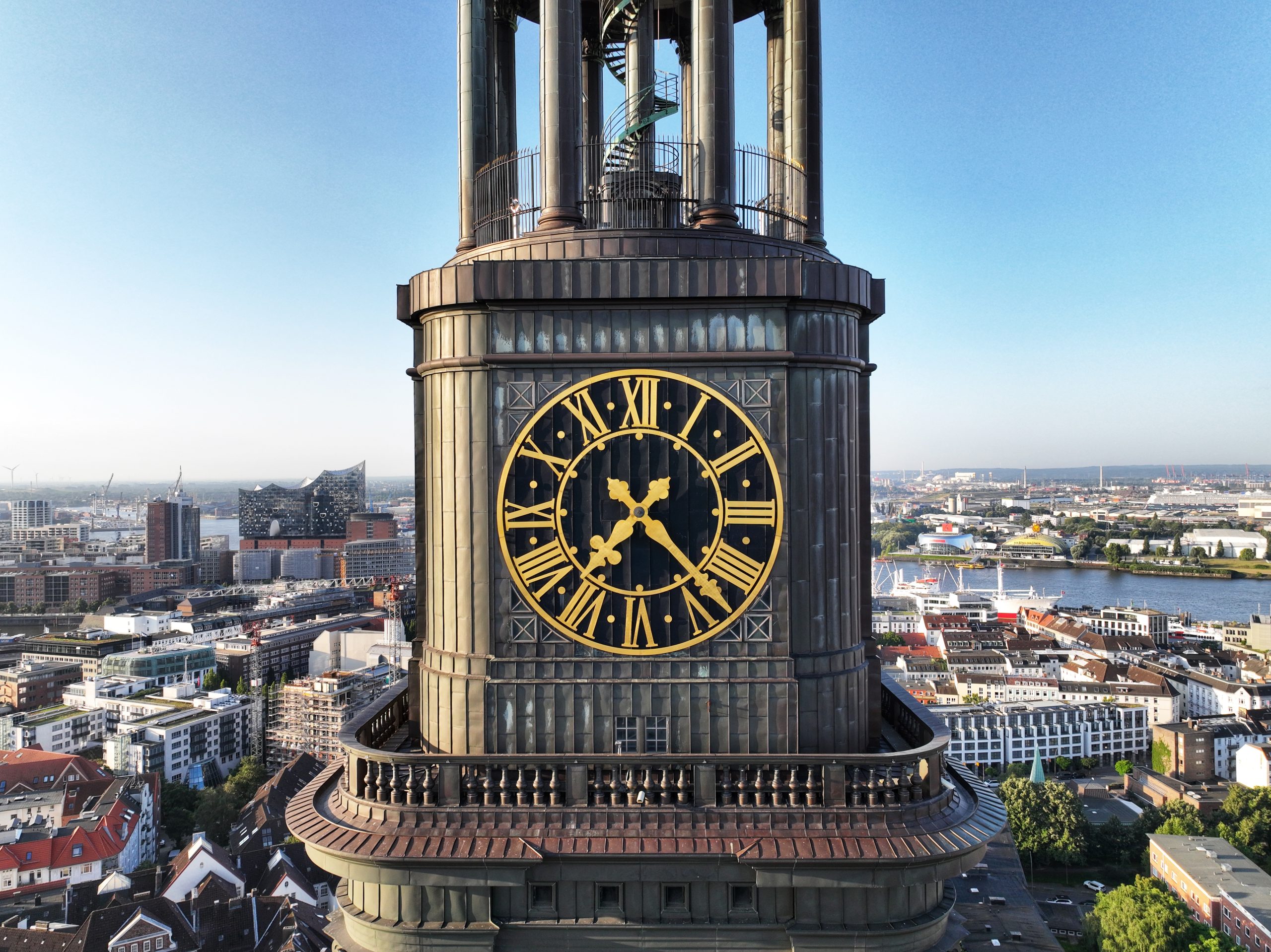 Zifferblatt der Turmuhr der Hauptkirche St. Michaelis