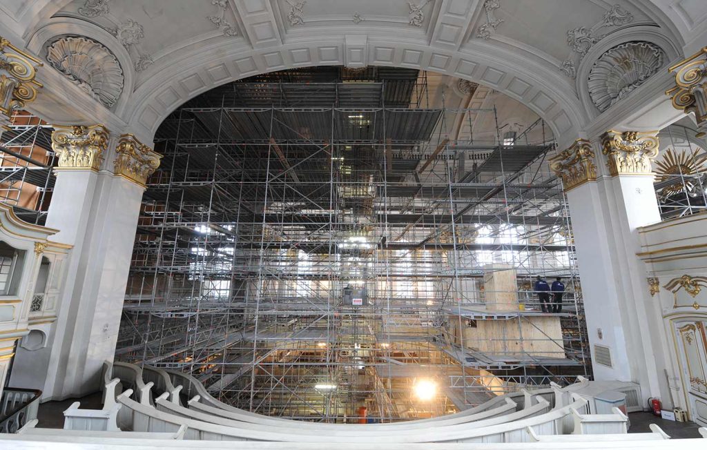 Gerüst zur Sanierung im Michel- Kirchenraum
