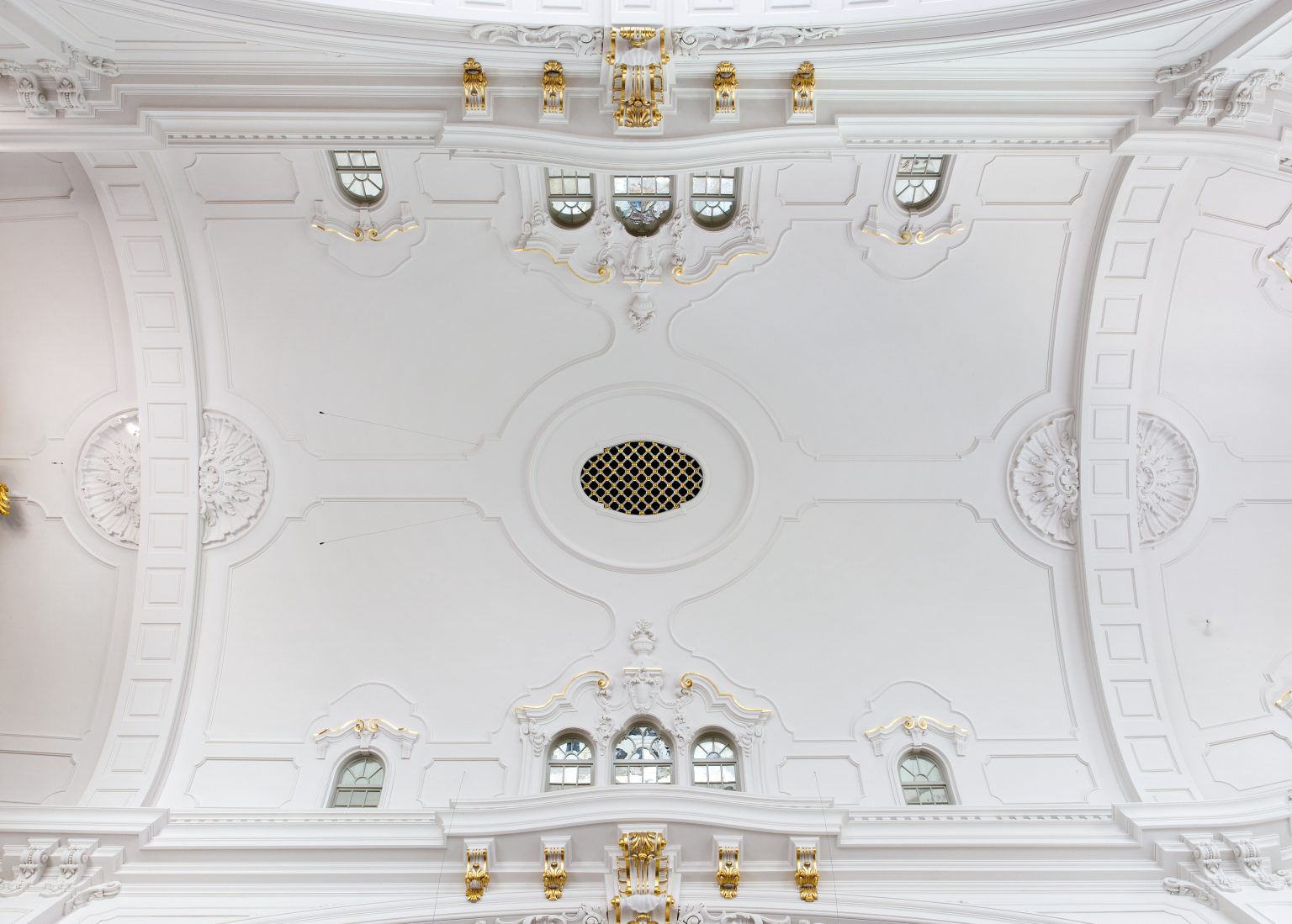 Das Schalloch des Fernwerks in der Kirchendecke