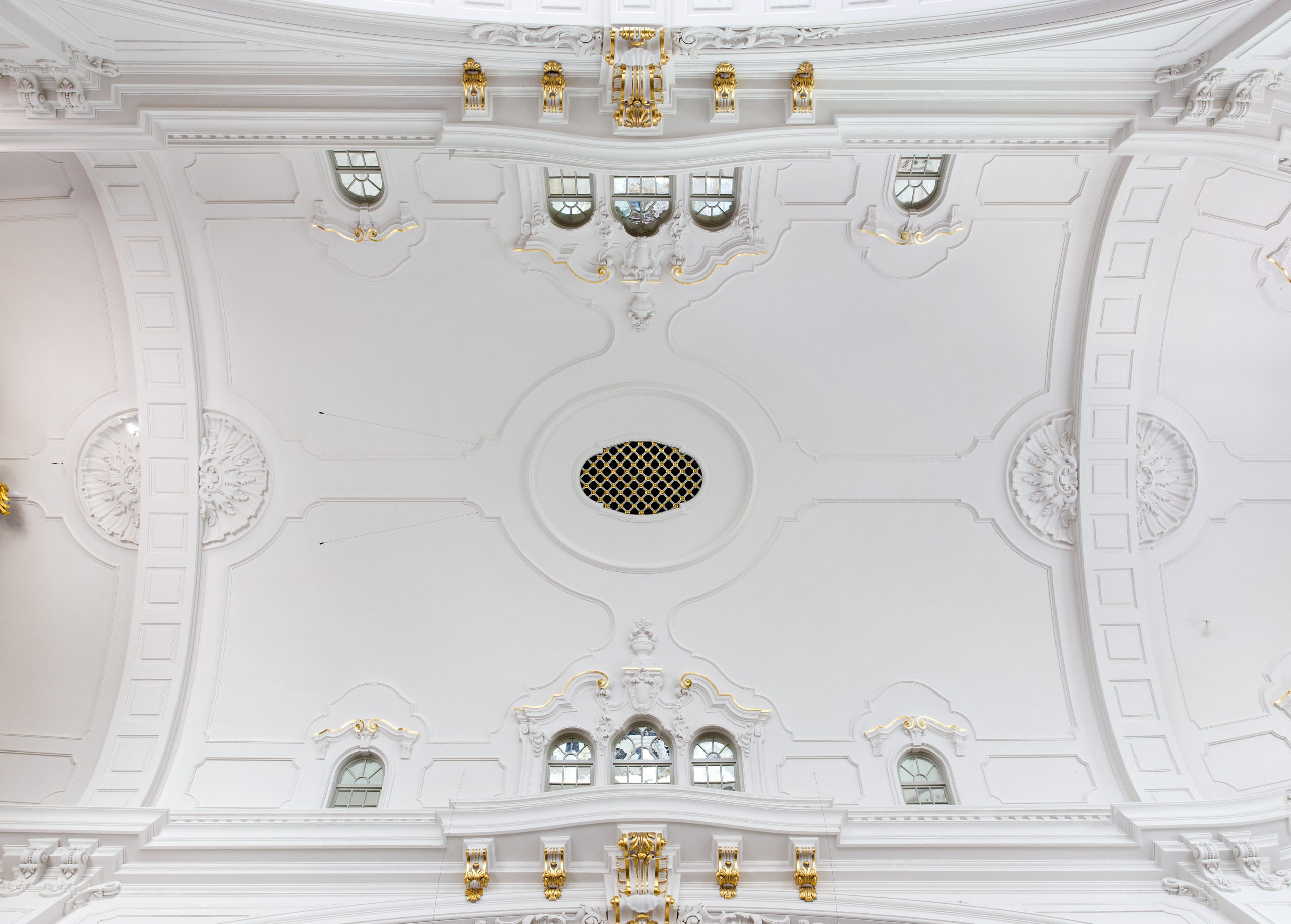 Das Schalloch des Fernwerks in der Kirchendecke