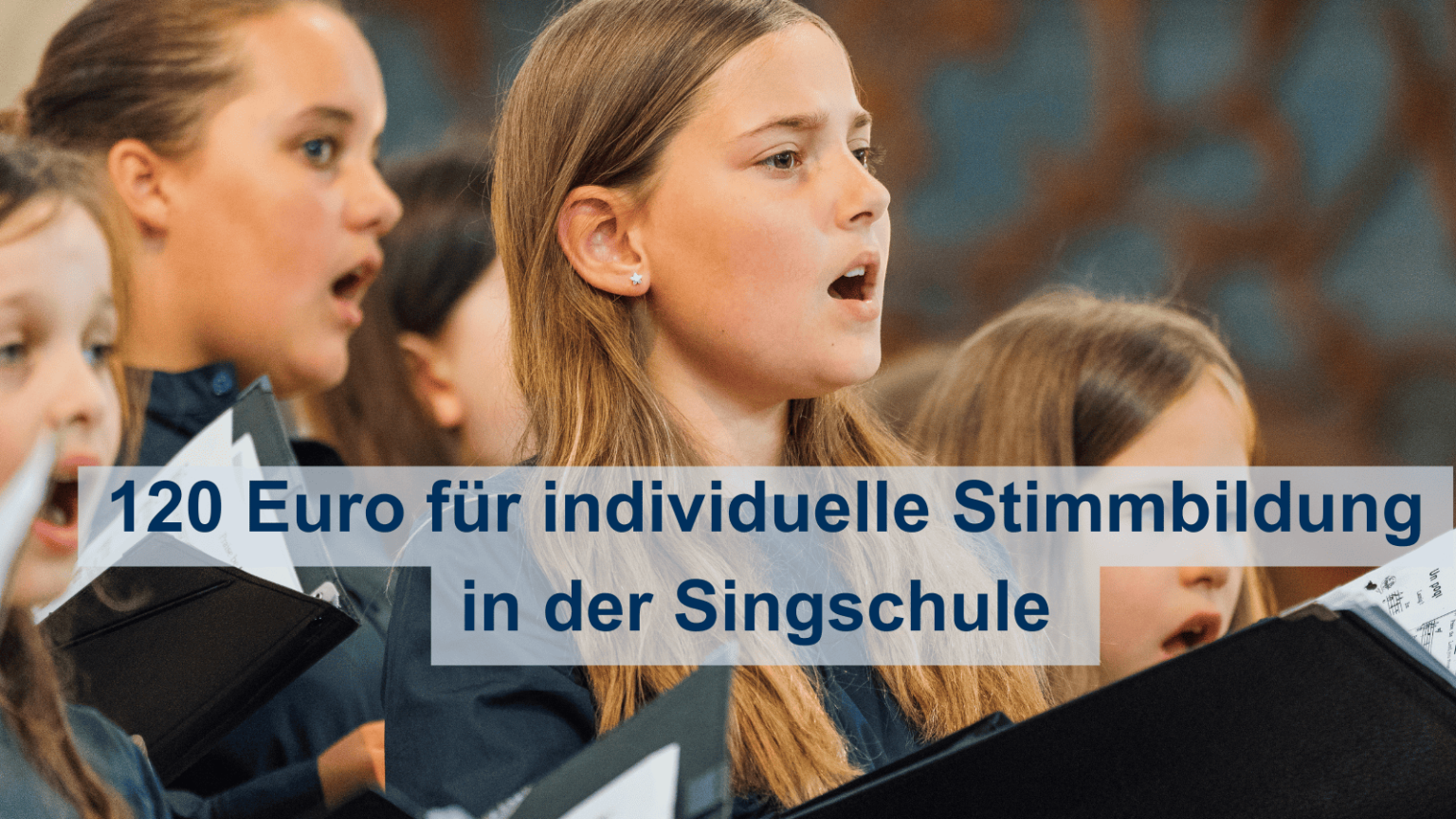 Die Mädchen der Singschule St. Michaelis halten ihre Notenblätter in der Hand und singen.