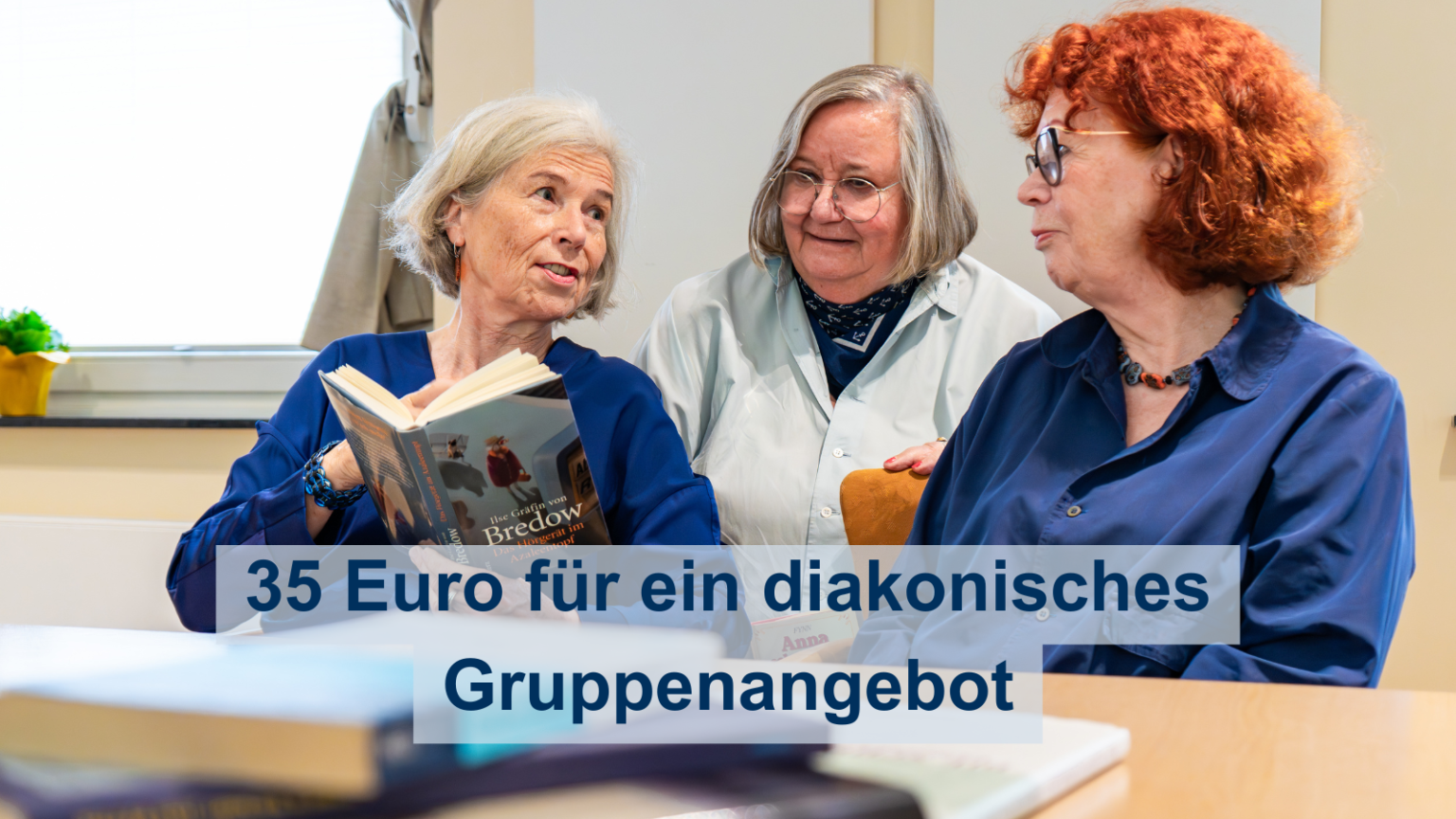 Frei Frauen sitzen an einem Tisch. Eine hat das Buch "Die Gräfing von Bredow" in der Hand" und liest daraus vor