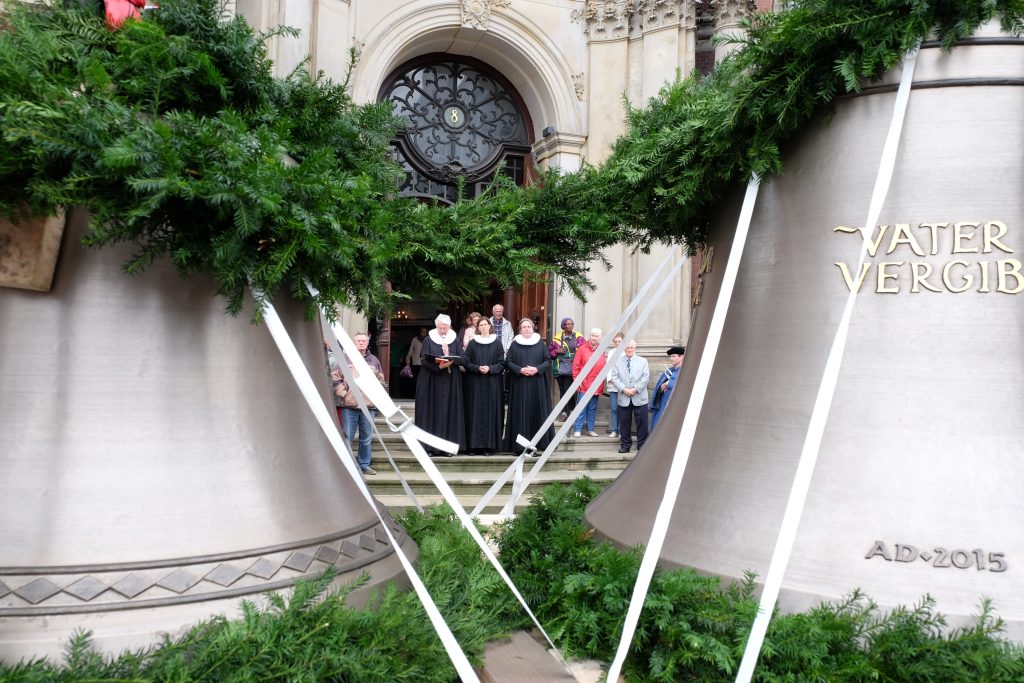 Ankunft der neuen Uhrschlagglocken auf dem Kirchplatz