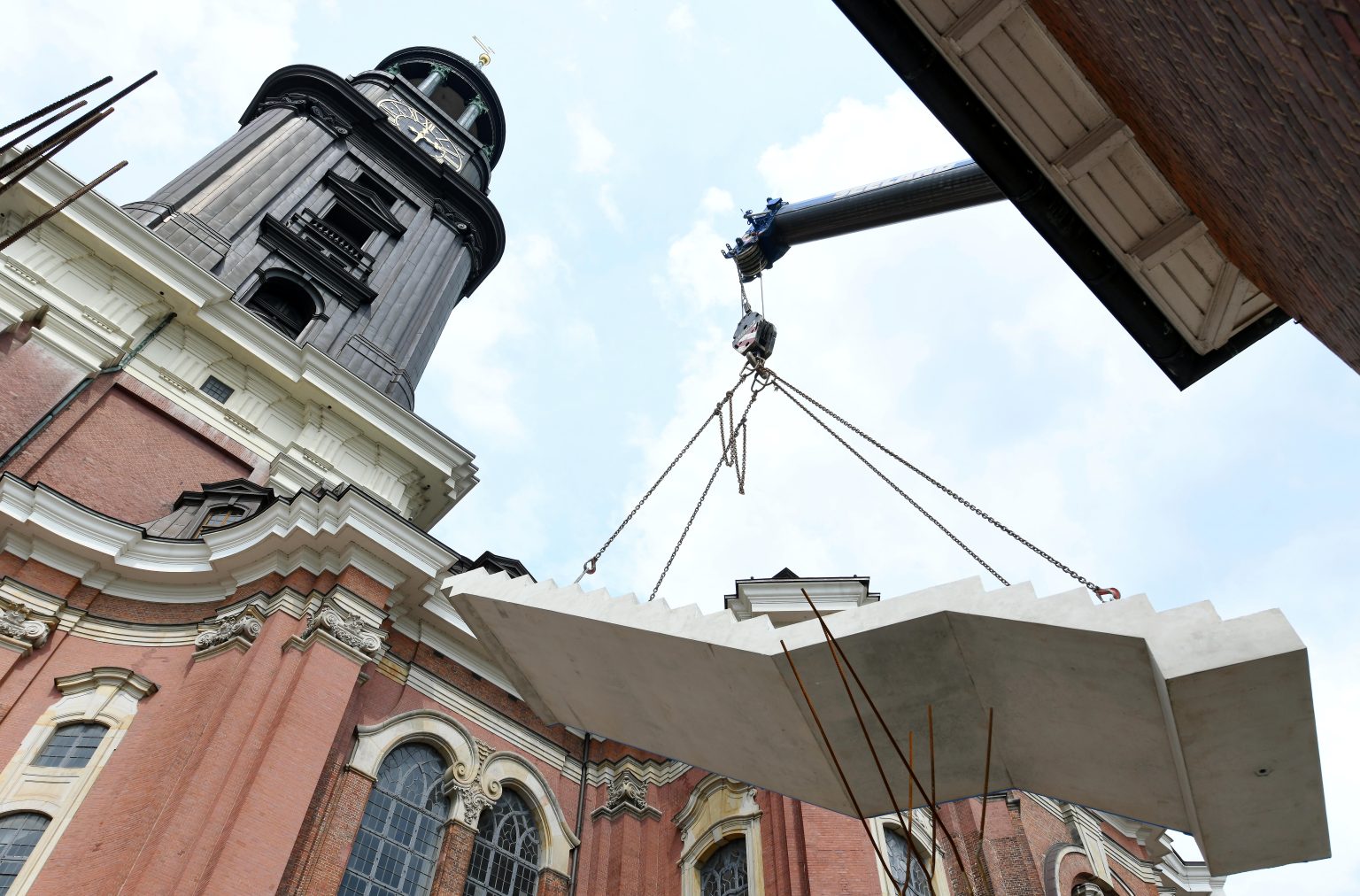 Einbringung der Innentreppe im Besucherzentrum Sankt Michaelis