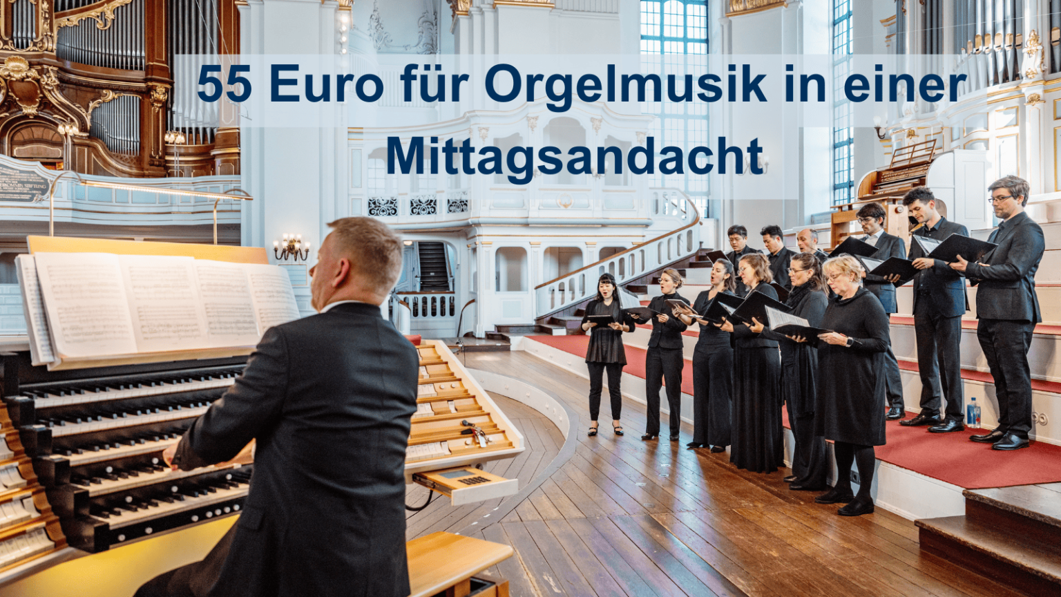 Orgelspieler Magne Draagen spielt mit einem Chor zusammen ein Stück. Alle sind festlich-schwarz angezogen.
