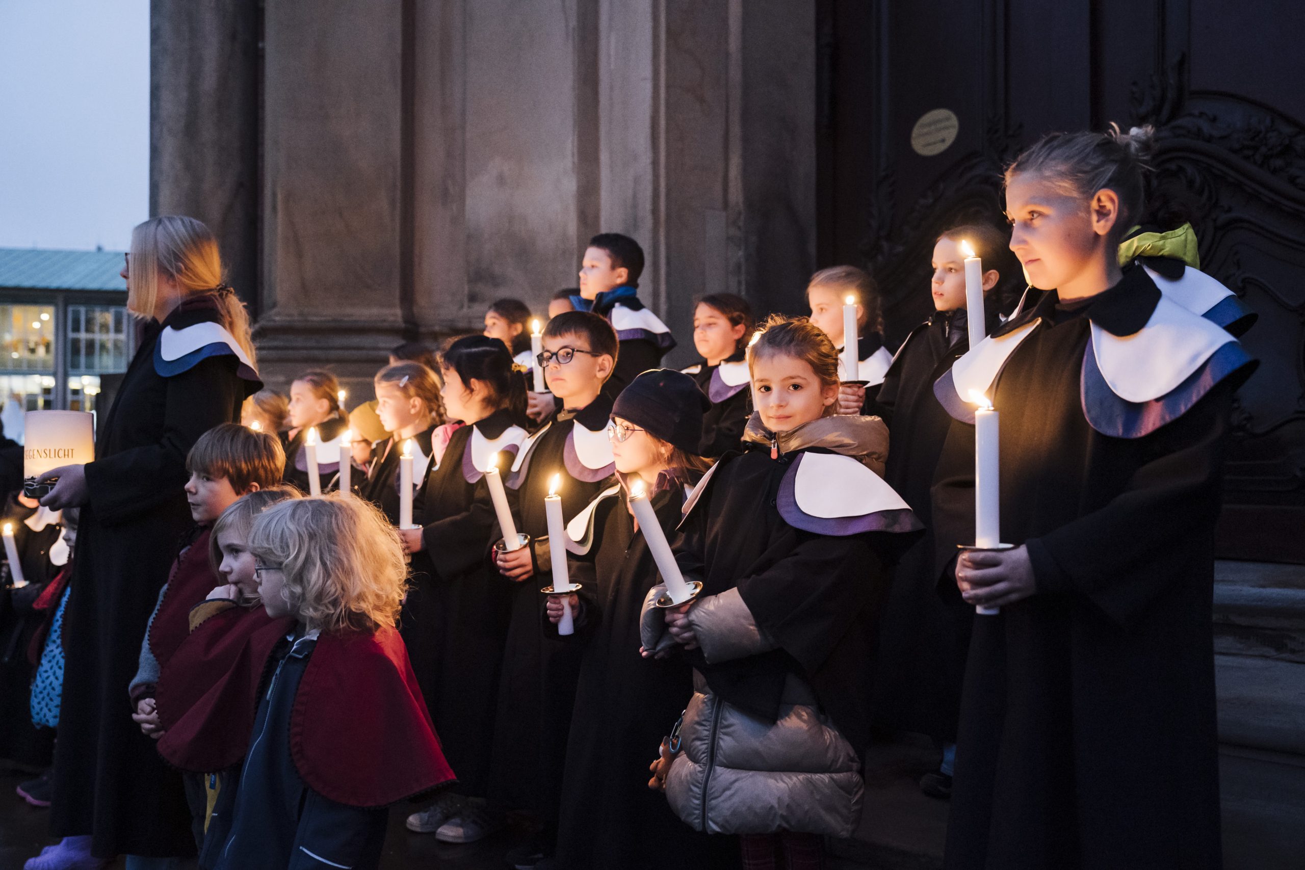 Start des Weihnachtsmarktes mit Illumination des Weihnachtsbaums und gemeinsamem Singen auf dem Kirchplatz