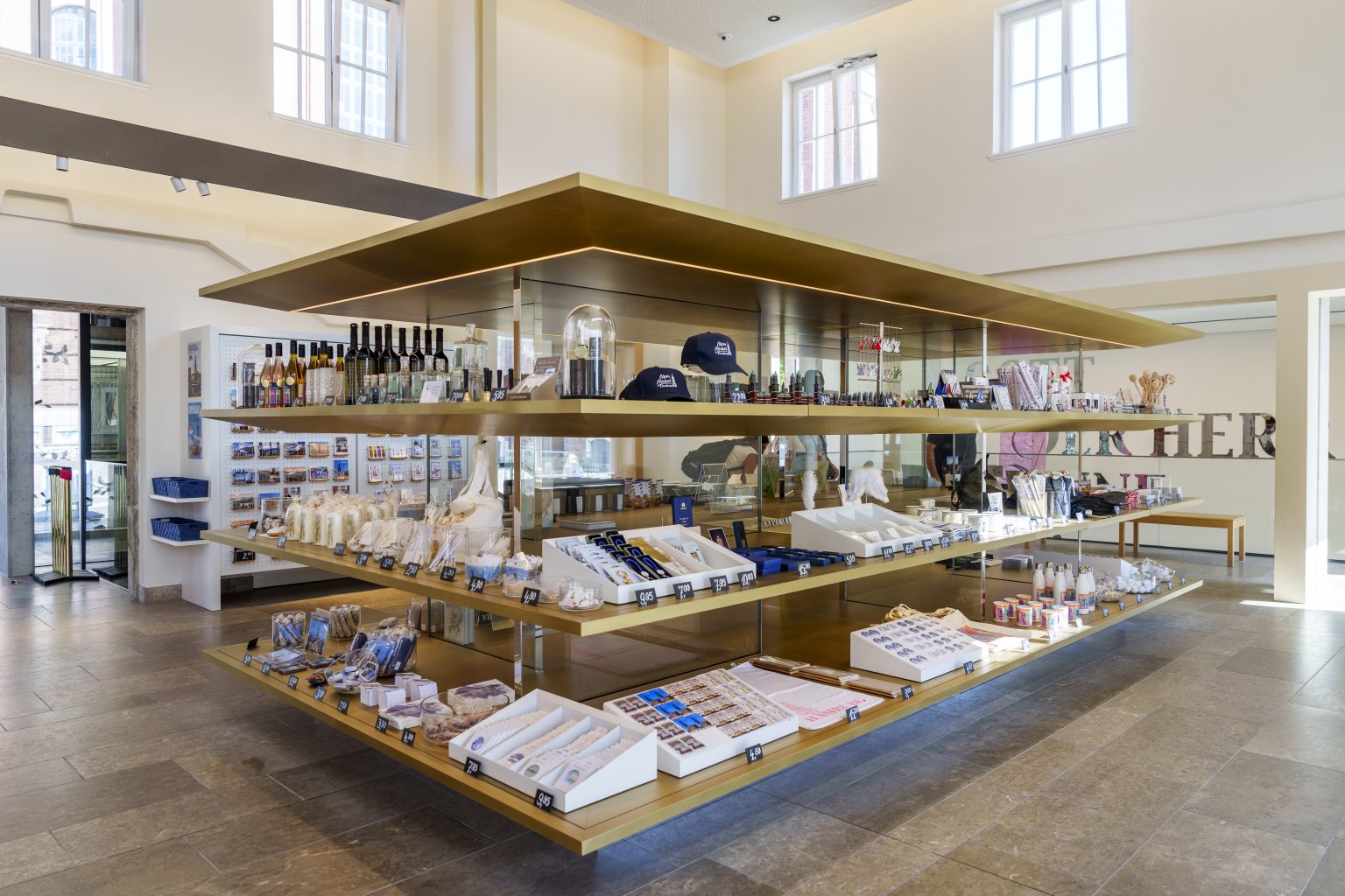 Verkaufsregal MichelShop im Besucherzentrum Sankt Michaelis