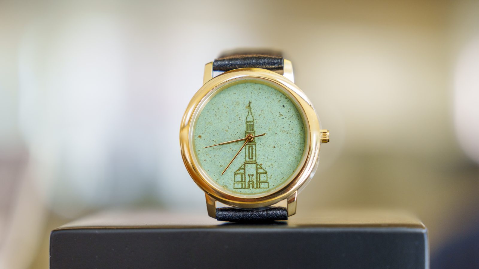 Michel-Armbanduhr im Regal des MichelShops