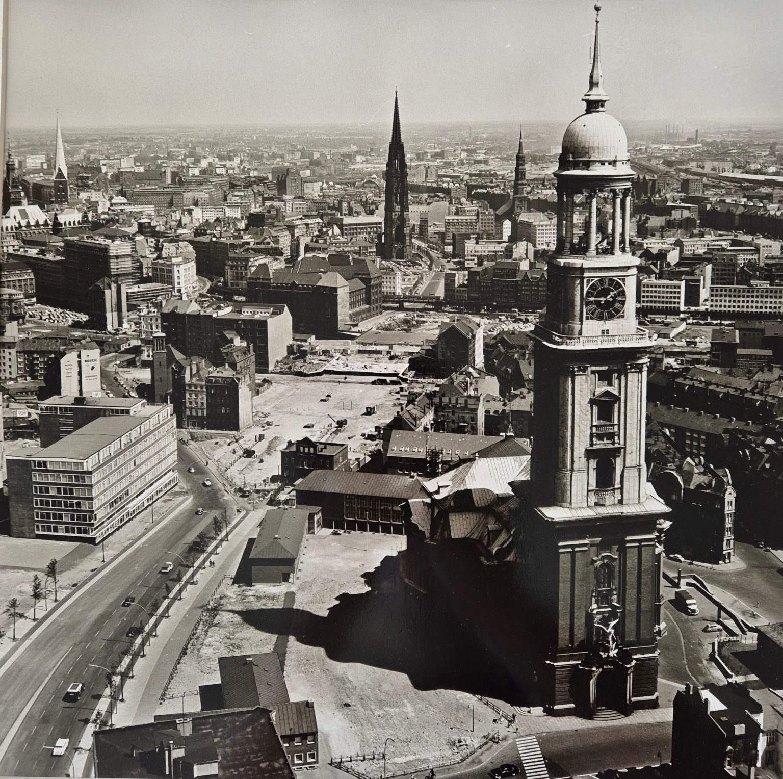 eine schwarz-weiß Fotografie vom Michel