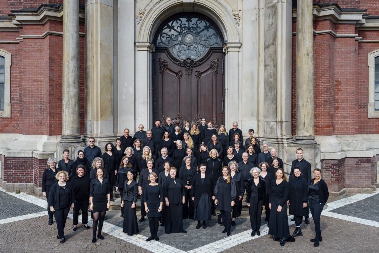Der Chor St. Michaelis steht vor Portal 4 des Michel.