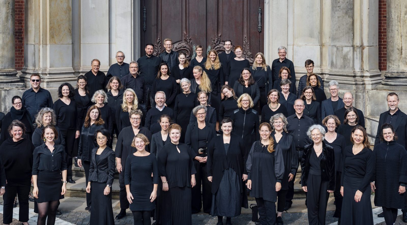 Der Chor St. Michaelis steht vor Portal 4 des Michel.