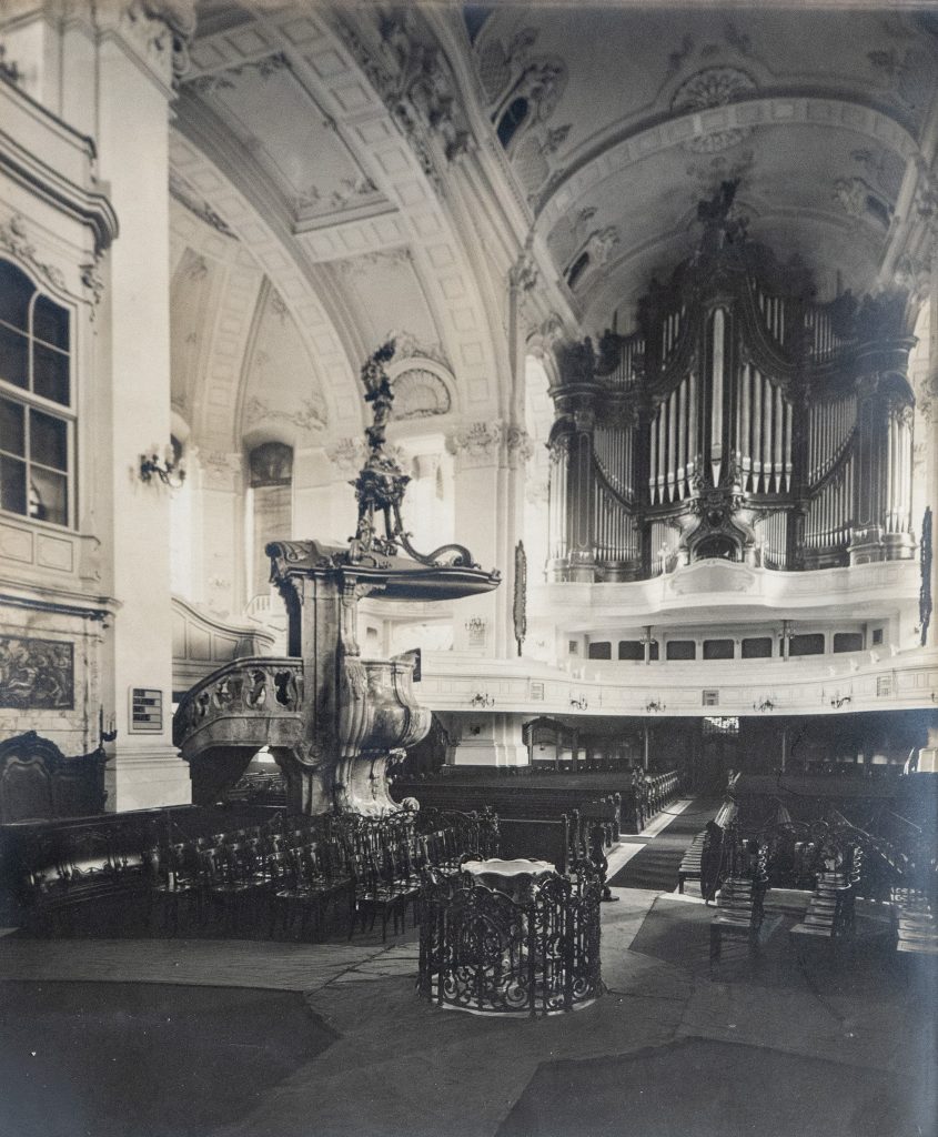 Der Kirchinnenraum des Michel um 1955