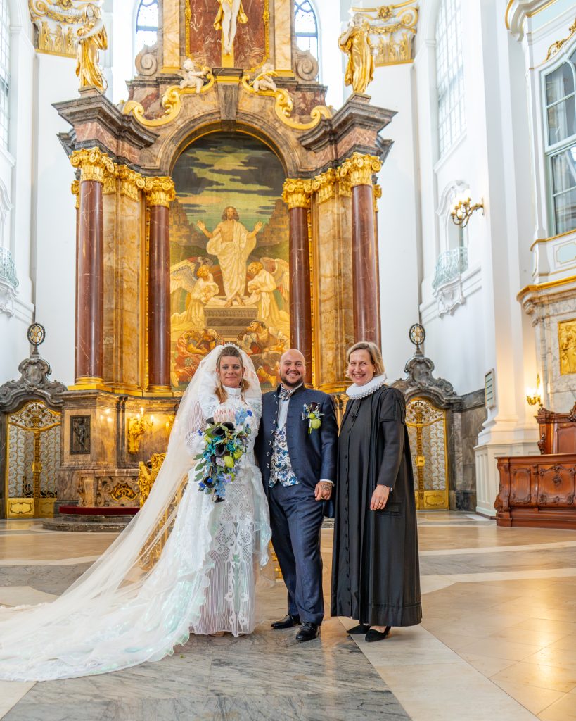 Hochzeitspaar mit Pastorin Corinna Senf