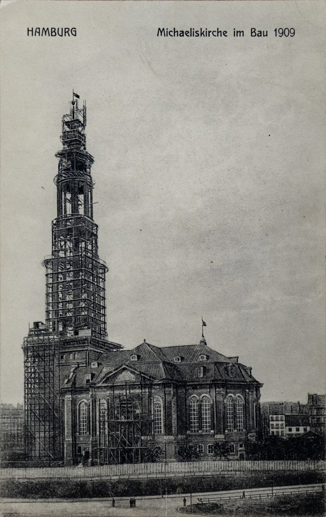 Postkarte der Michaeliskirche im Bau von 1909