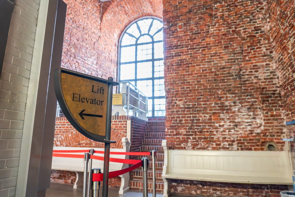 Fahrstuhlhalle des Michelturms