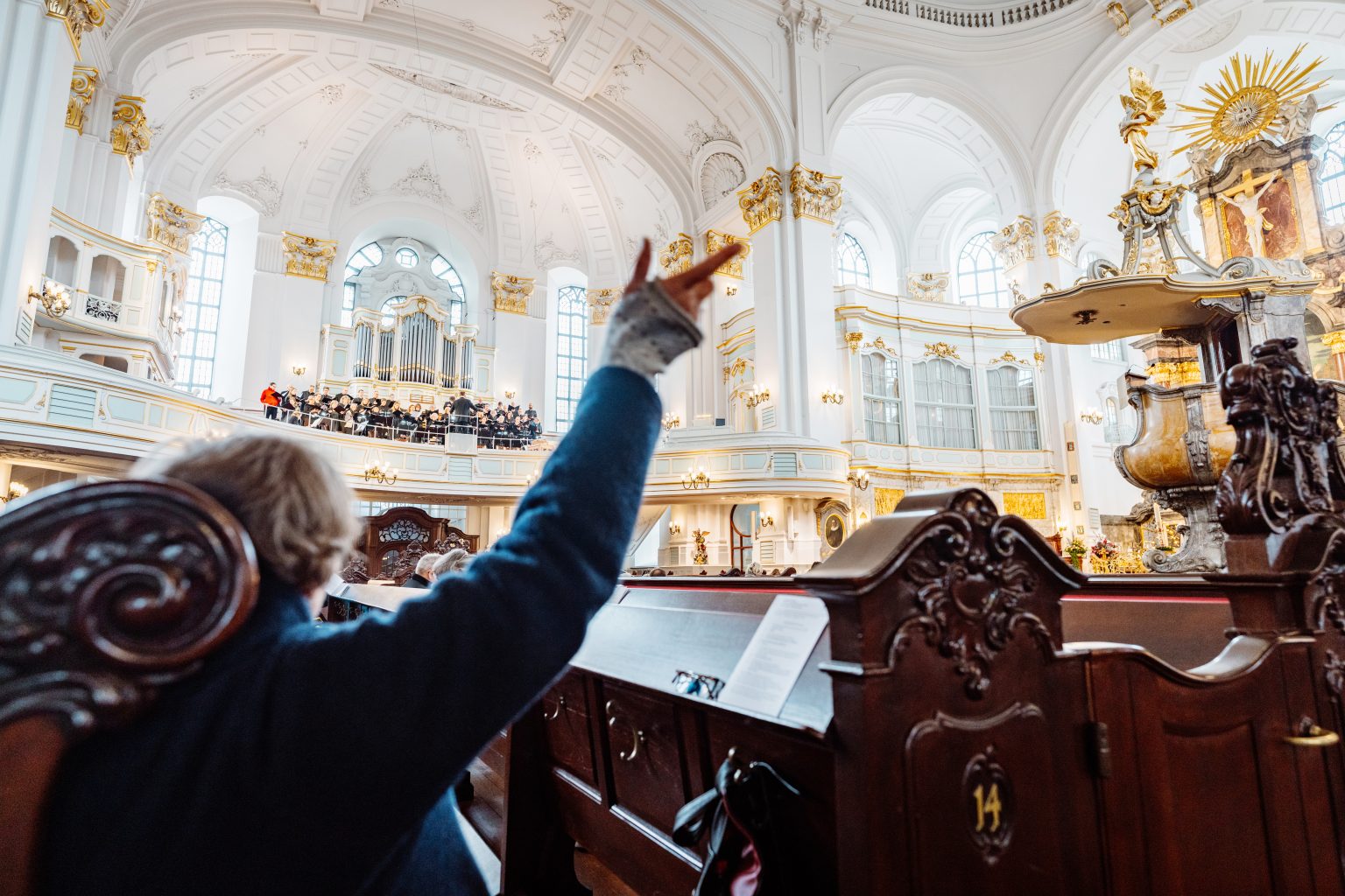 Ostergottesdienst mit Chor auf der Südempore des Kirchraums