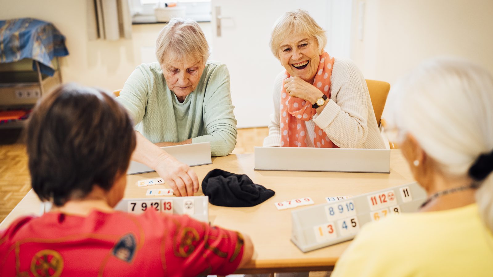 Vier Frauen spiel Rummykub im Michel-Treff