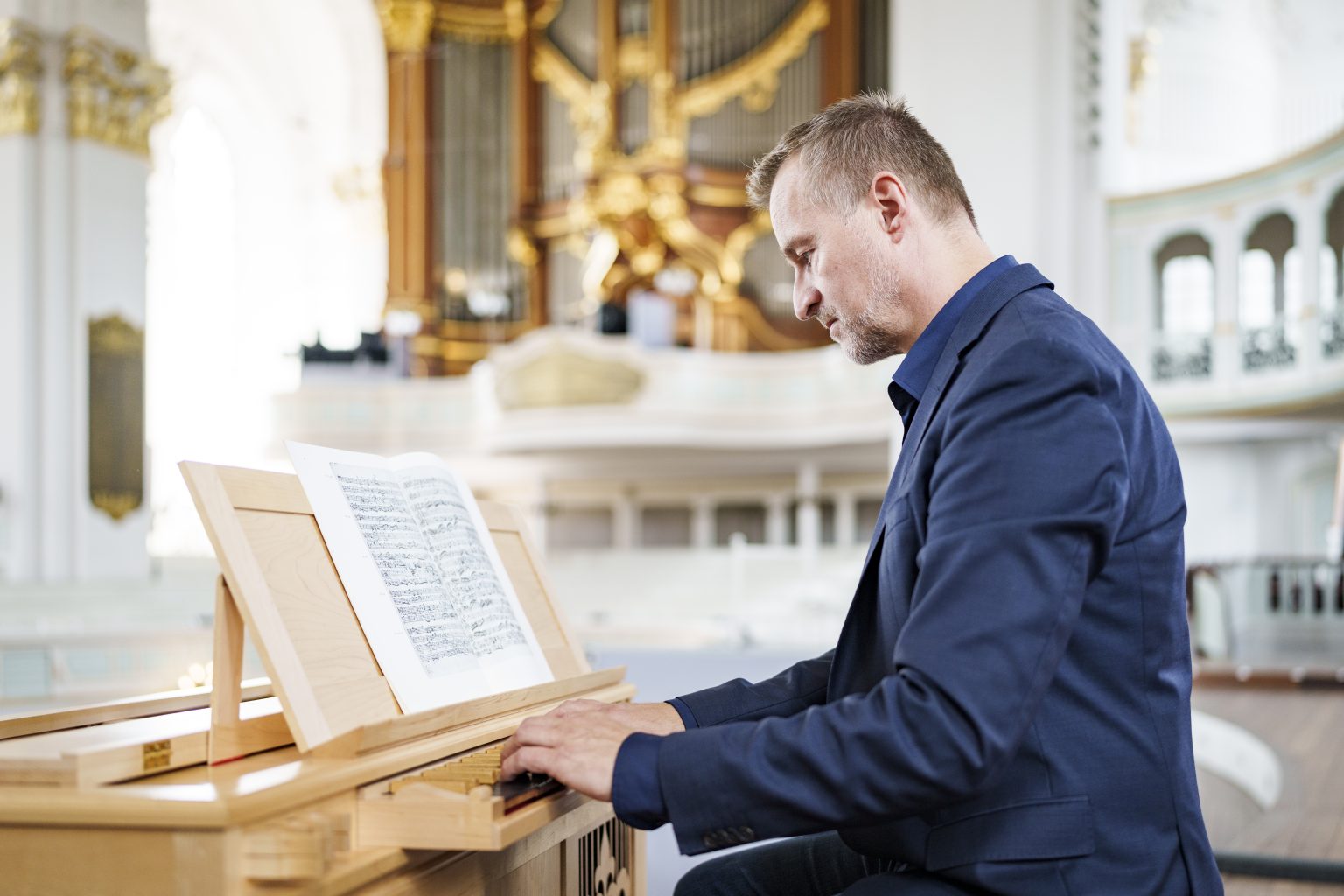 Mittagsandacht Jörg Endebrock an der Orgel