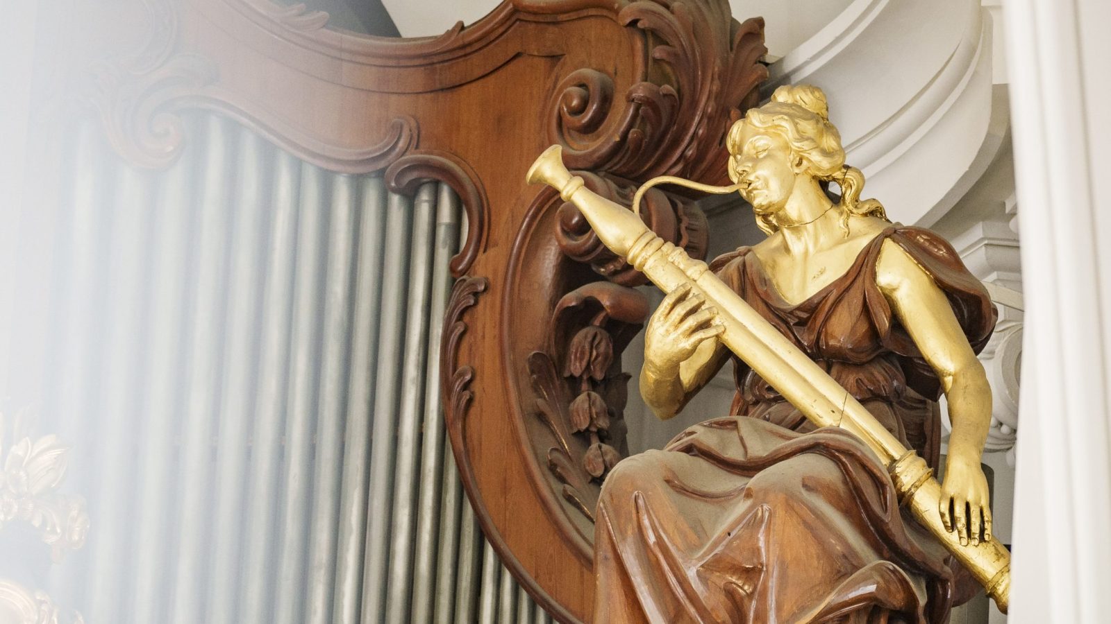 Engelstatue auf der Großen Orgel