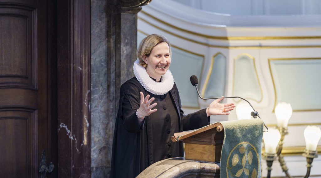 Corinna Senf auf der Kanzel