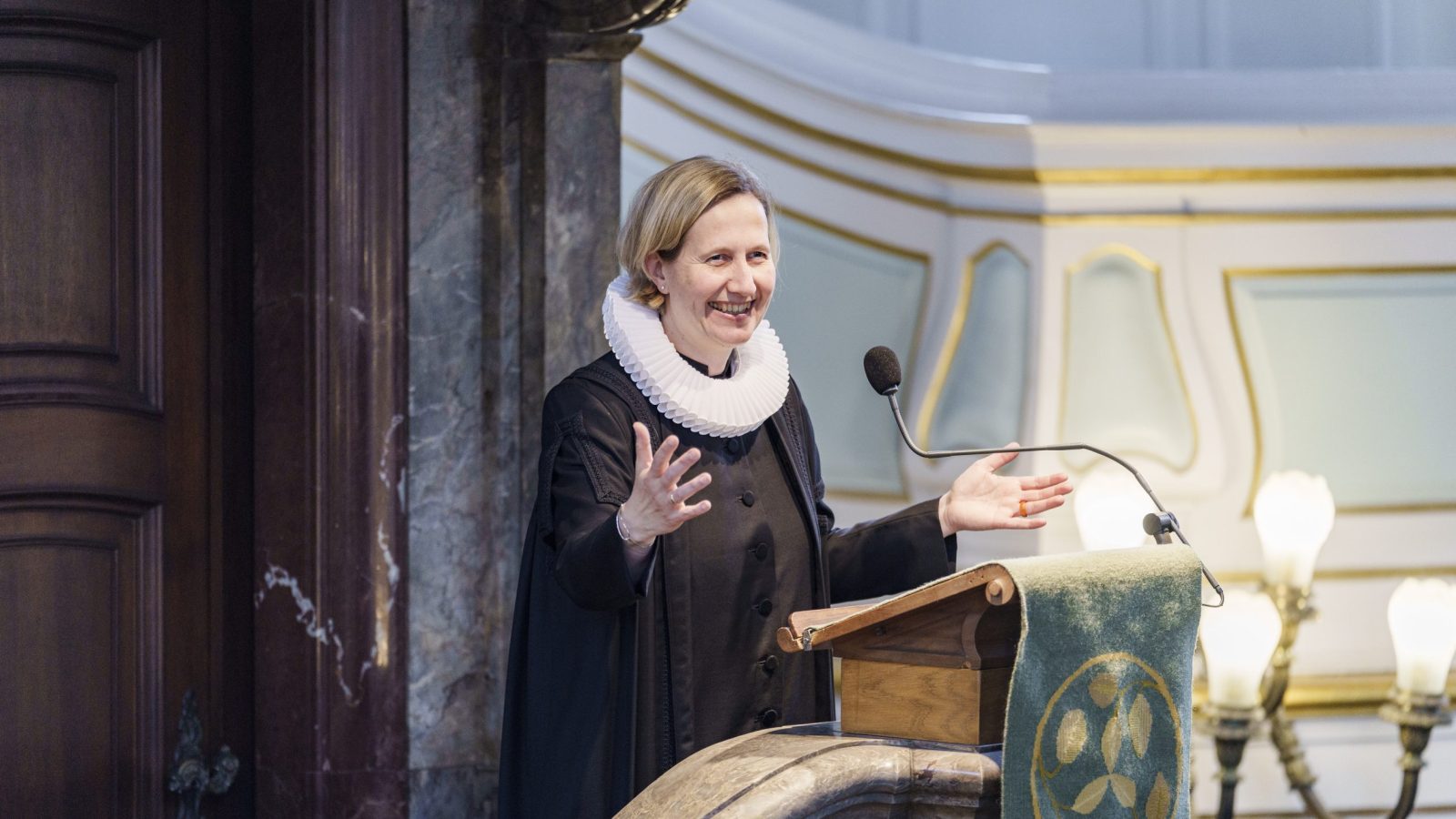 Corinna Senf auf der Kanzel