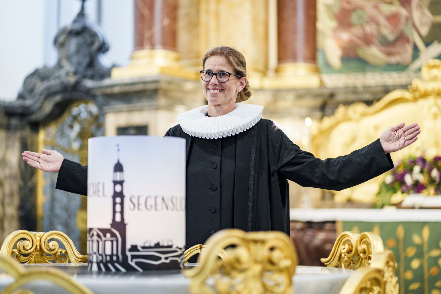 Julia Atze verteilt einen Segen