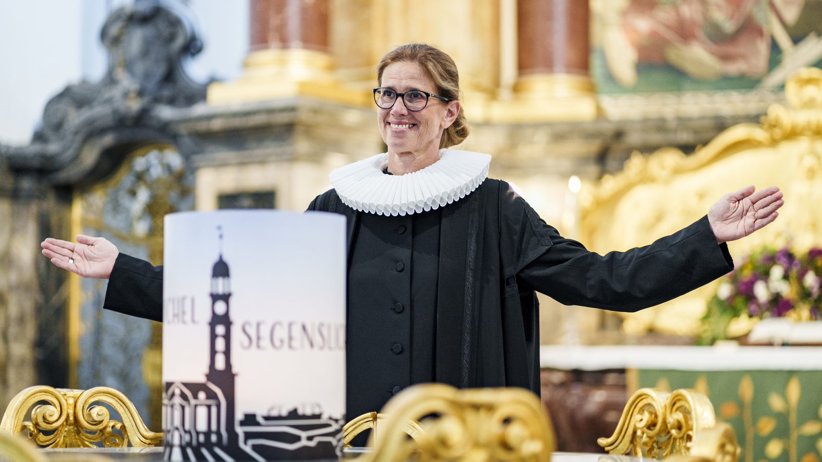 Julia Atze verteilt einen Segen