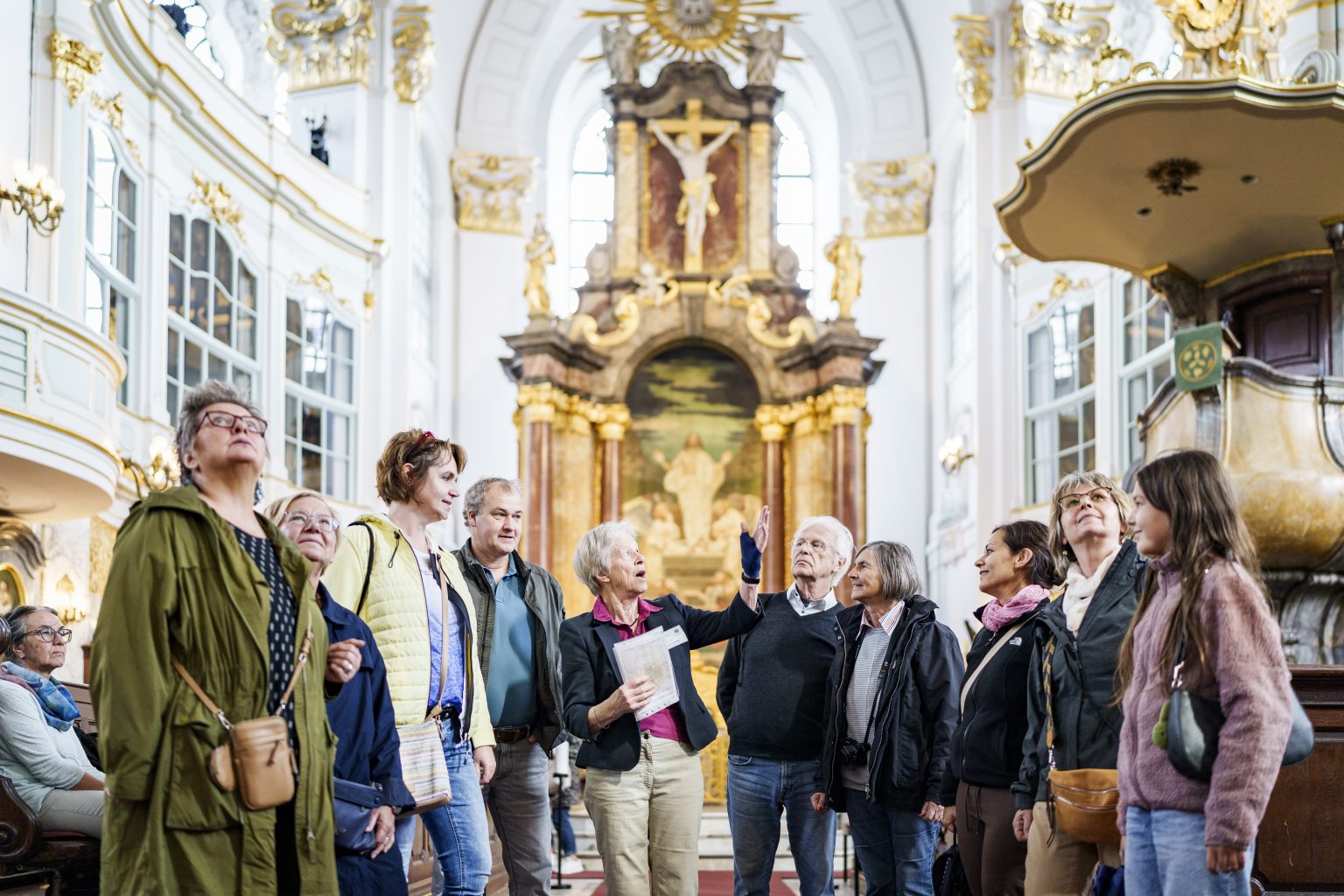 Führung im Michel vor dem Hochaltar