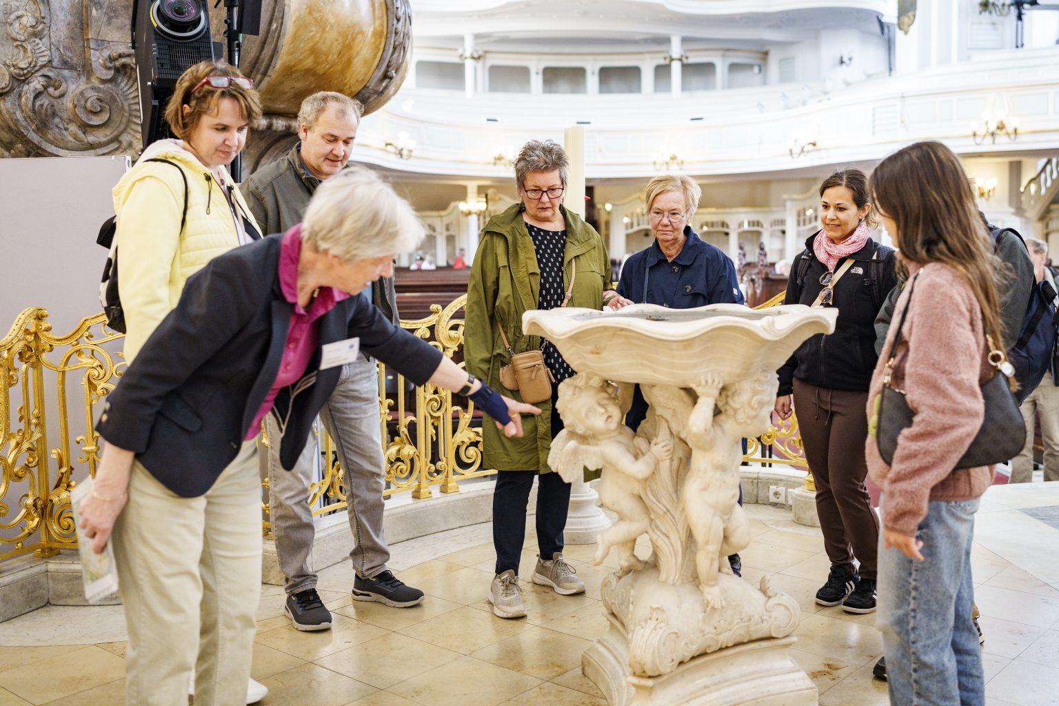 Führung im Altarraum des Michel