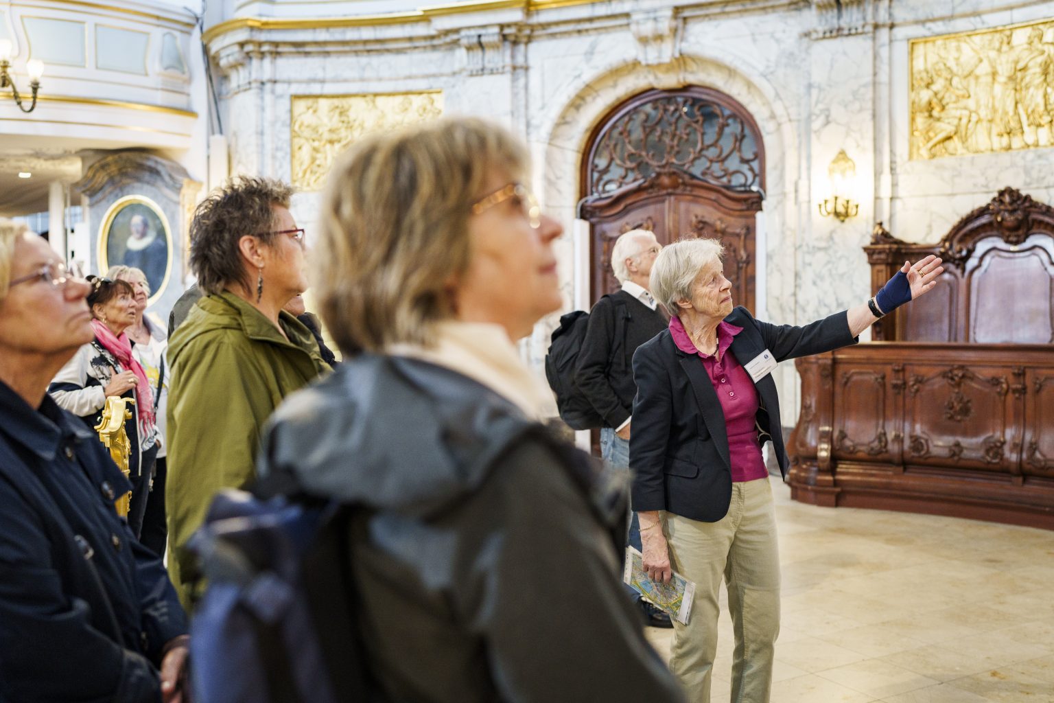 Führung im Altarraum des Michel
