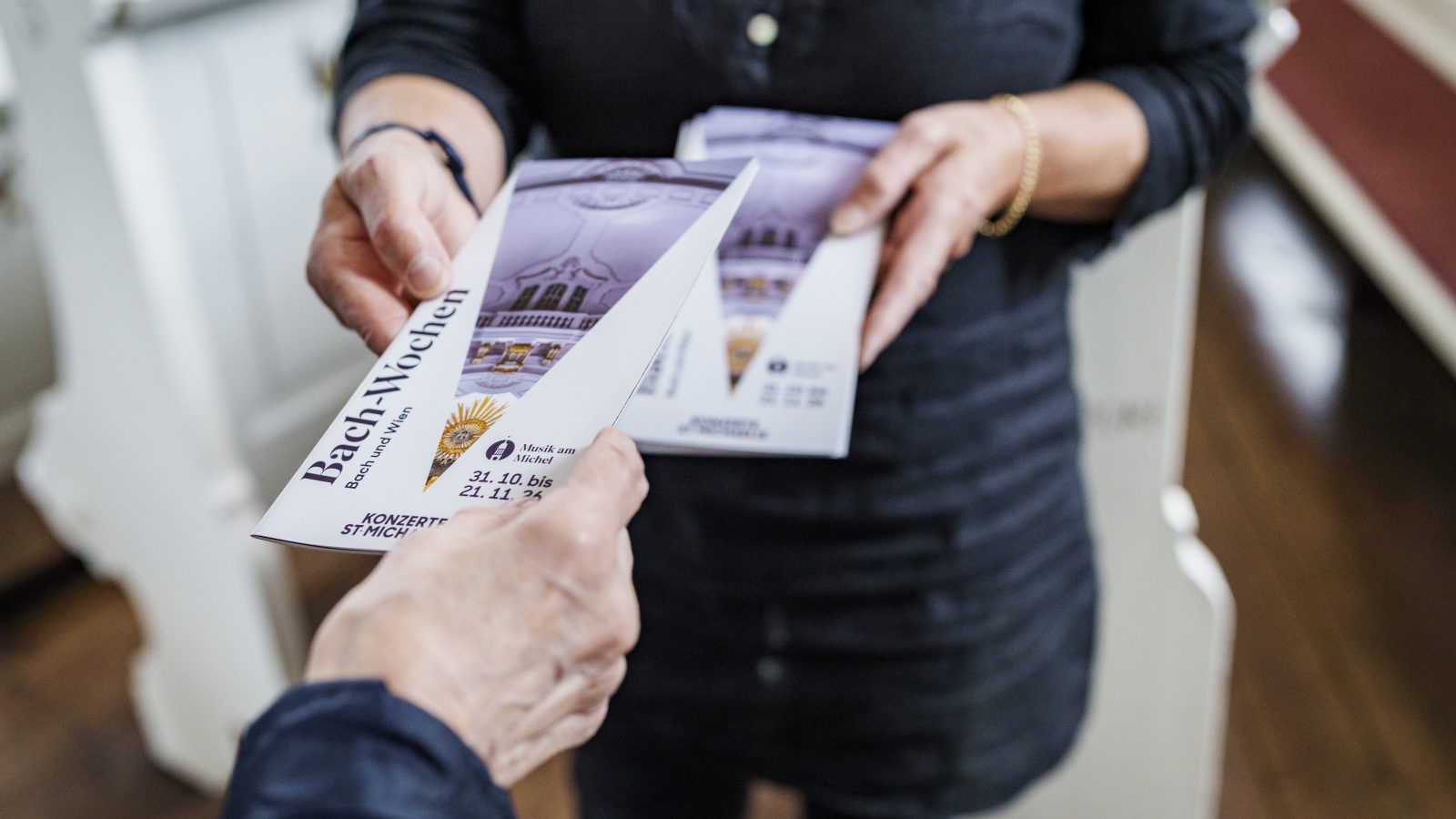 Konzerthelfer verteilen Flyer im Michel