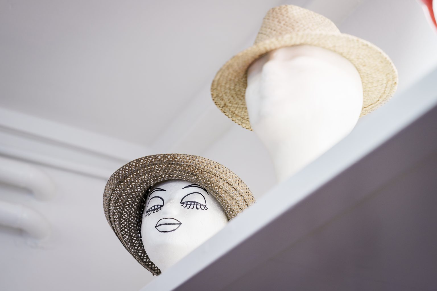 Mehrere Hüte auf einem Regal im Secondhandladen Jack un Büx