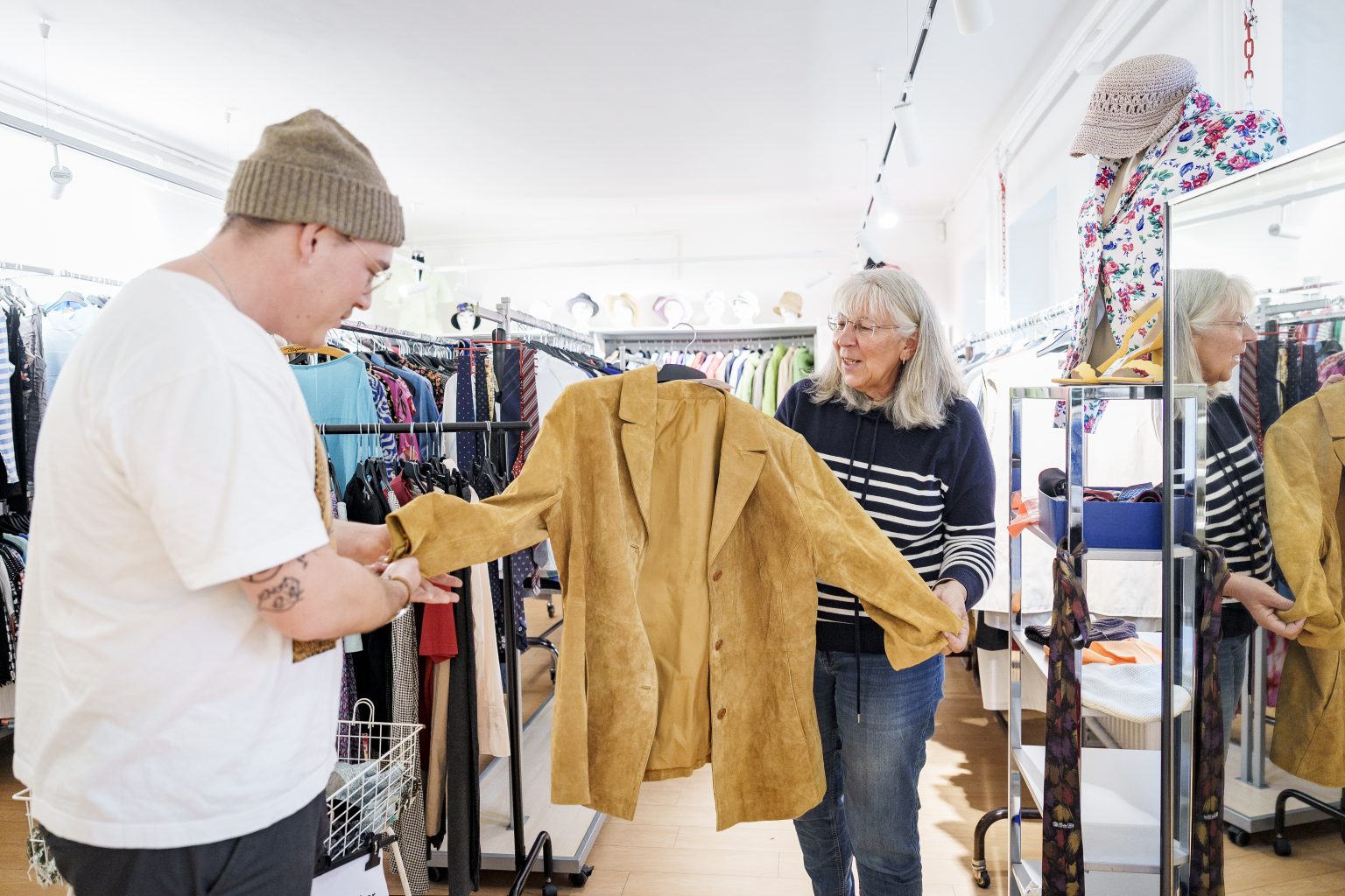 Im Secondhandladen Jack un Büx kauft ein Kunde eine Lederjacke.