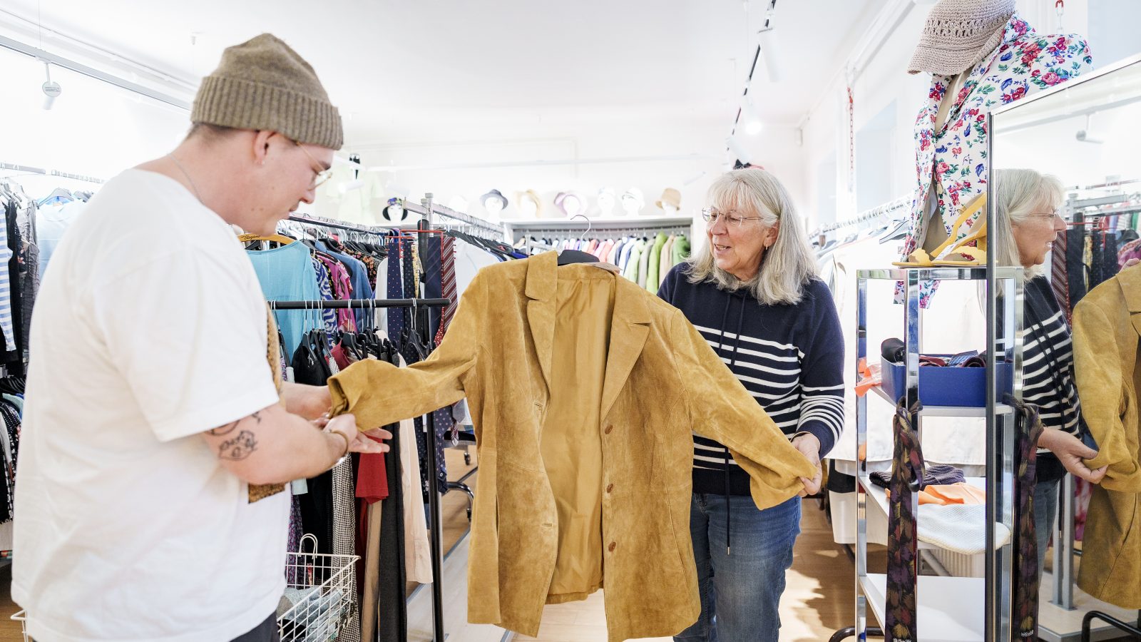 Im Secondhandladen Jack un Büx kauft ein Kunde eine Lederjacke.