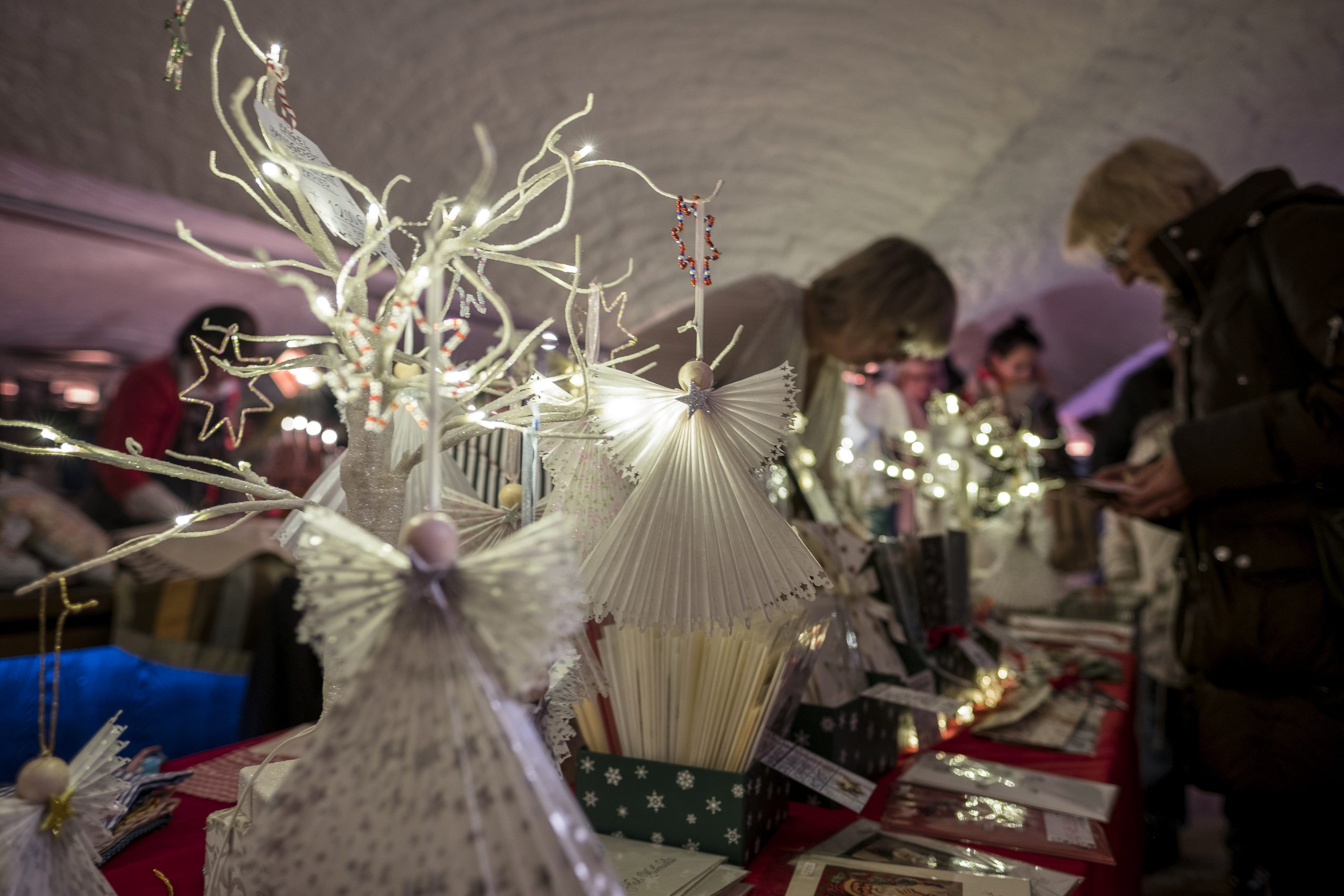 Weihnachtsschmuck an einem Stand beim Weihnachtsmarkt rund um den Michel
