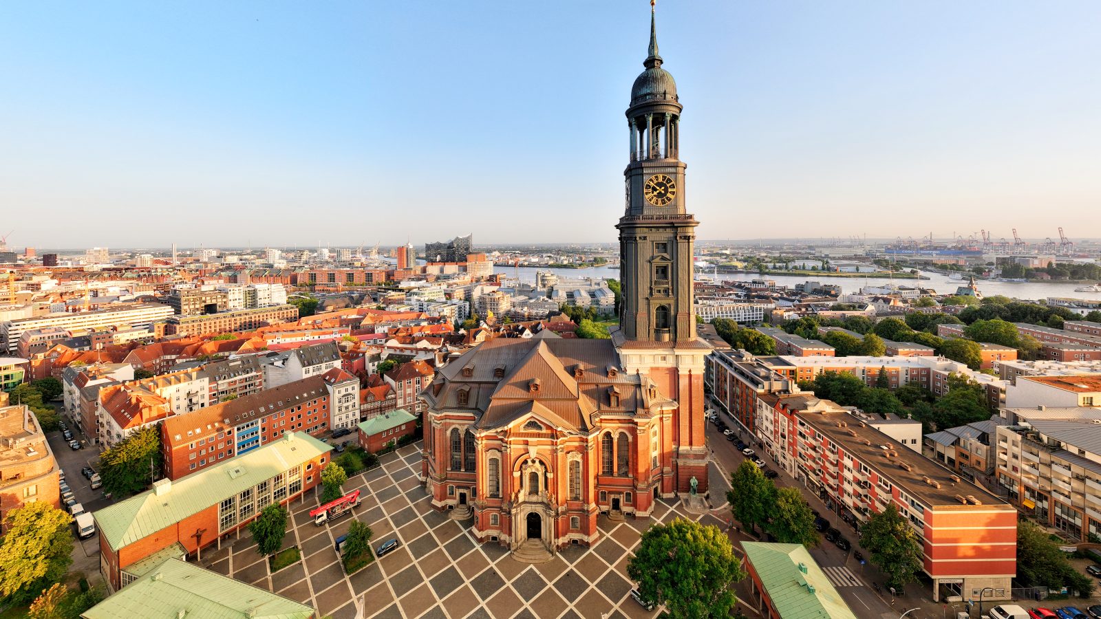Nordseite der Hauptkirche St. Michaelis