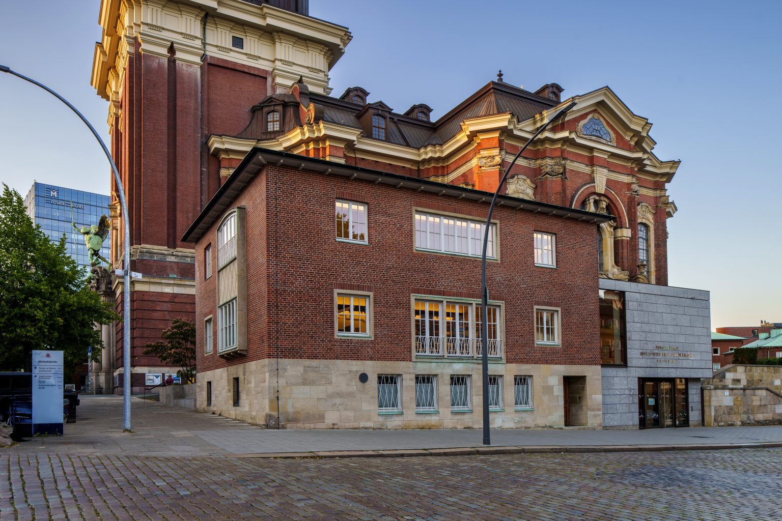 Das Besucherzentrum auf dem südlichen Michel-Kirchplatz