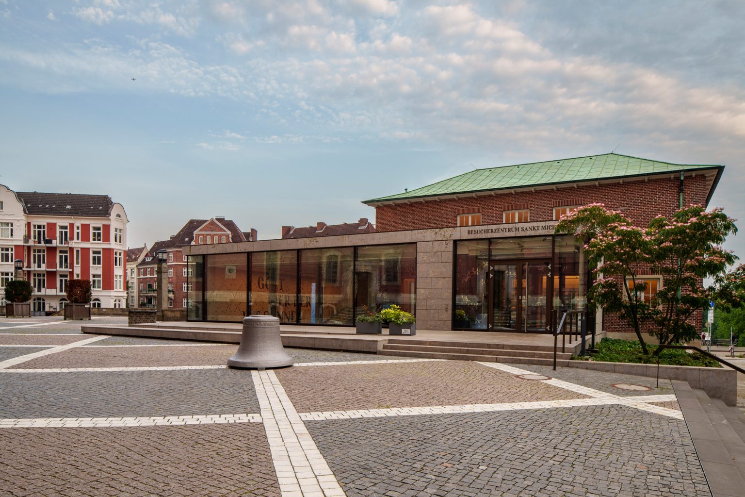 Das Besucherzentrum auf dem südlichen Michel-Kirchplatz