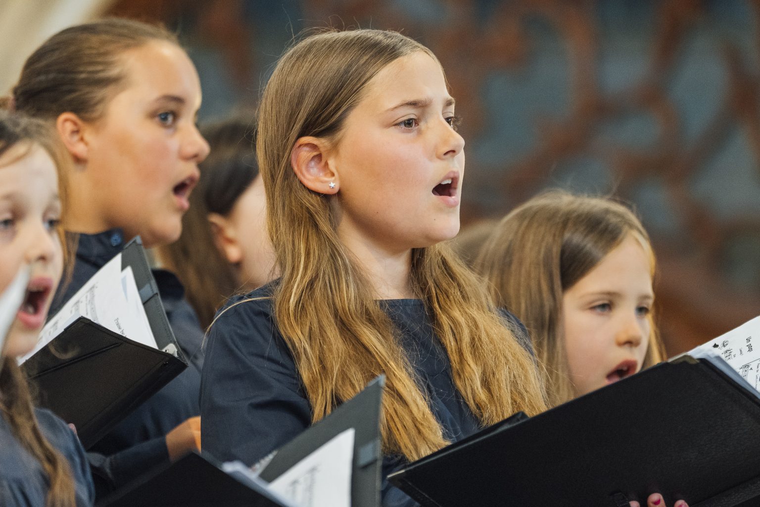 Die Kinder der Singschule St. Michaelis singen.