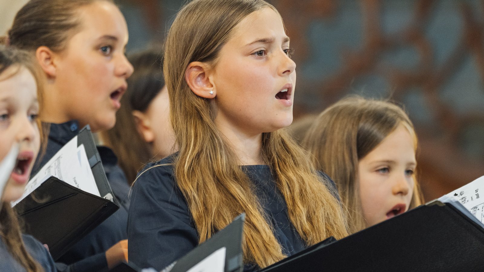 Die Kinder der Singschule St. Michaelis singen.