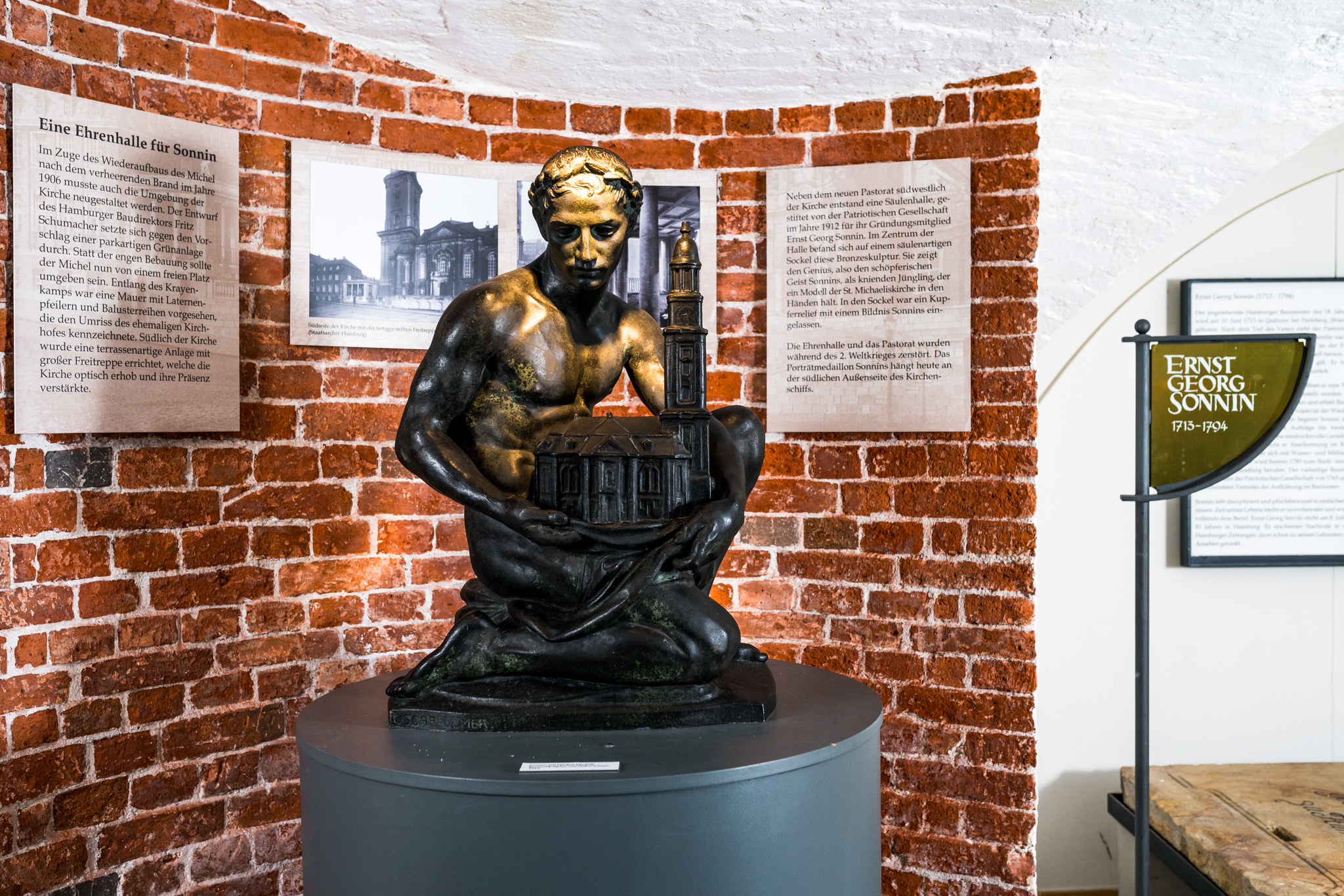 Statue zu Ehren von Ernst Georg Sonnin in der Michel-Krypta