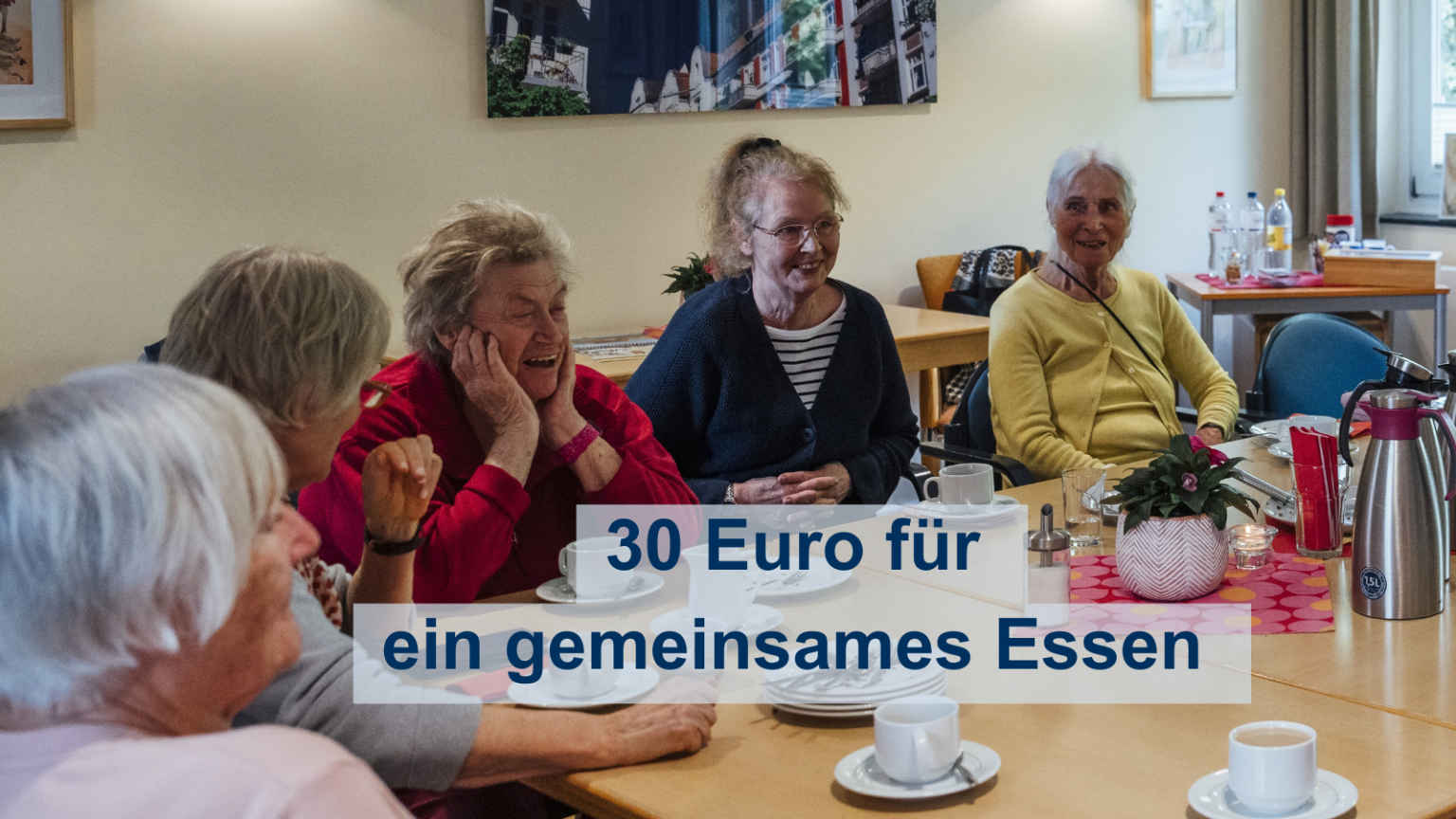 Die Frauen des Michel-Treffs sitzen zusammen am Kaffee und Kuchen-Tisch