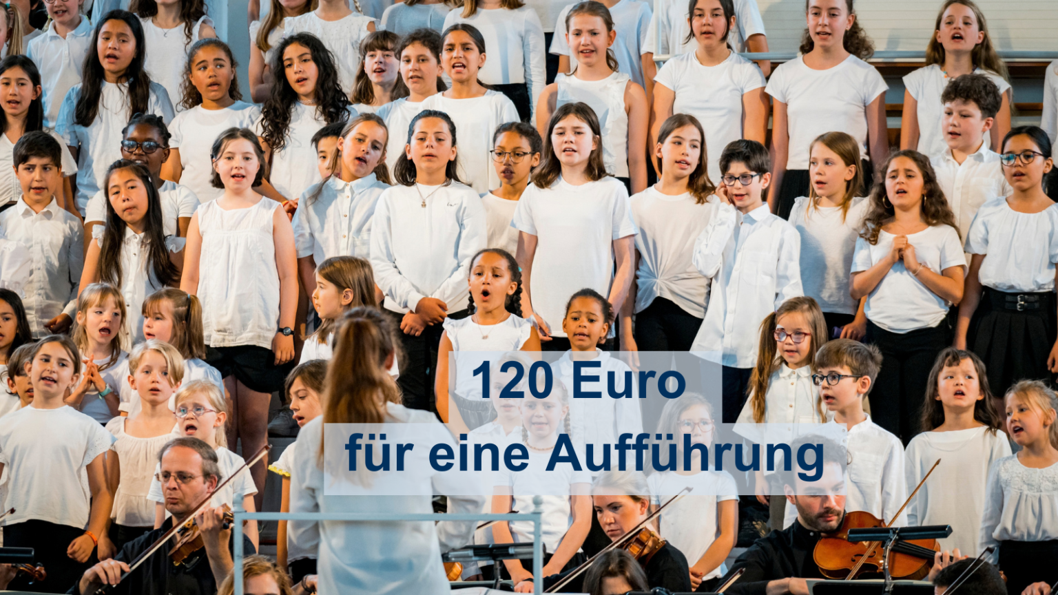 Die Kinder der Singschule St. Michaelis singen bei ihren Auftritt mit Chorleiterin Doris Vetter und Orchester