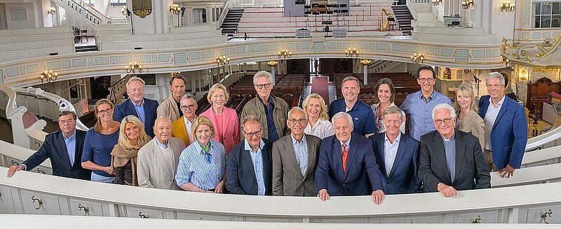 Das Team der Stiftung steht beisammen in der St. Michaelis Kirche.