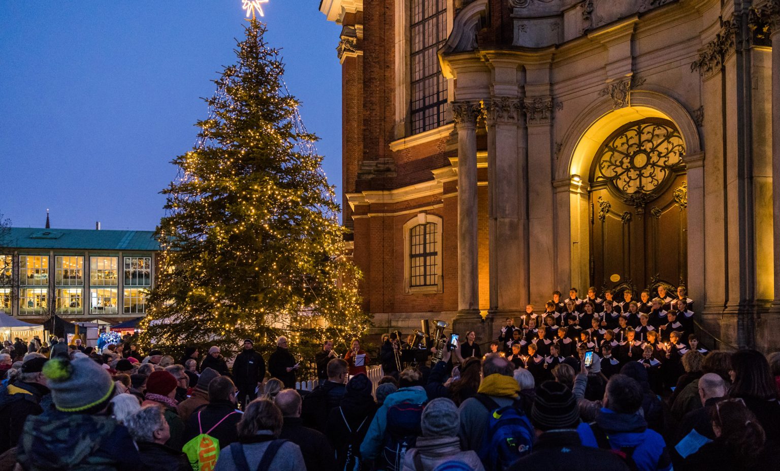 Start des Weihnachtsmarktes mit Illumination des Weihnachtsbaums und gemeinsamem Singen auf dem Kirchplatz