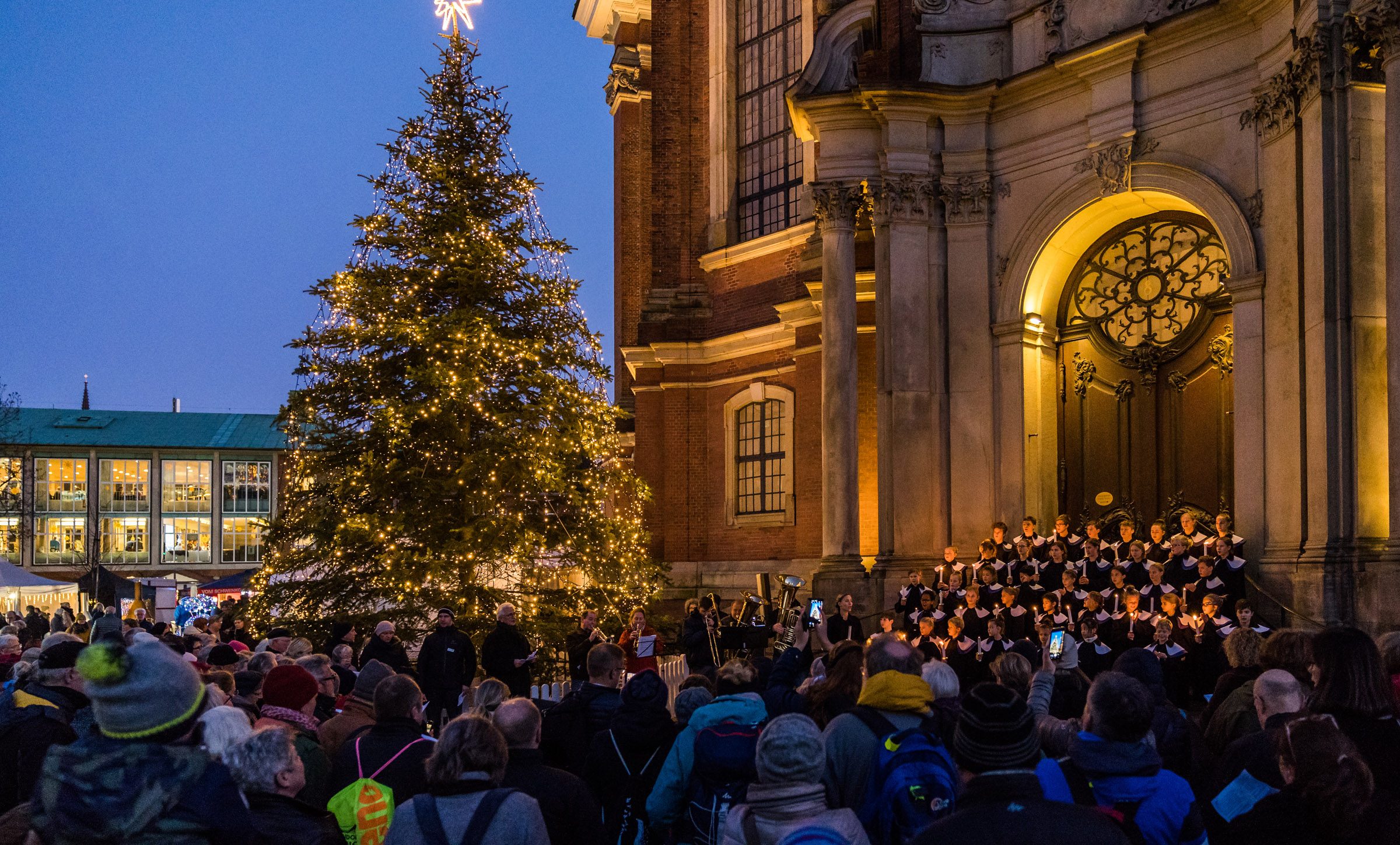 Weihnachtsmarkt rund um den Michel